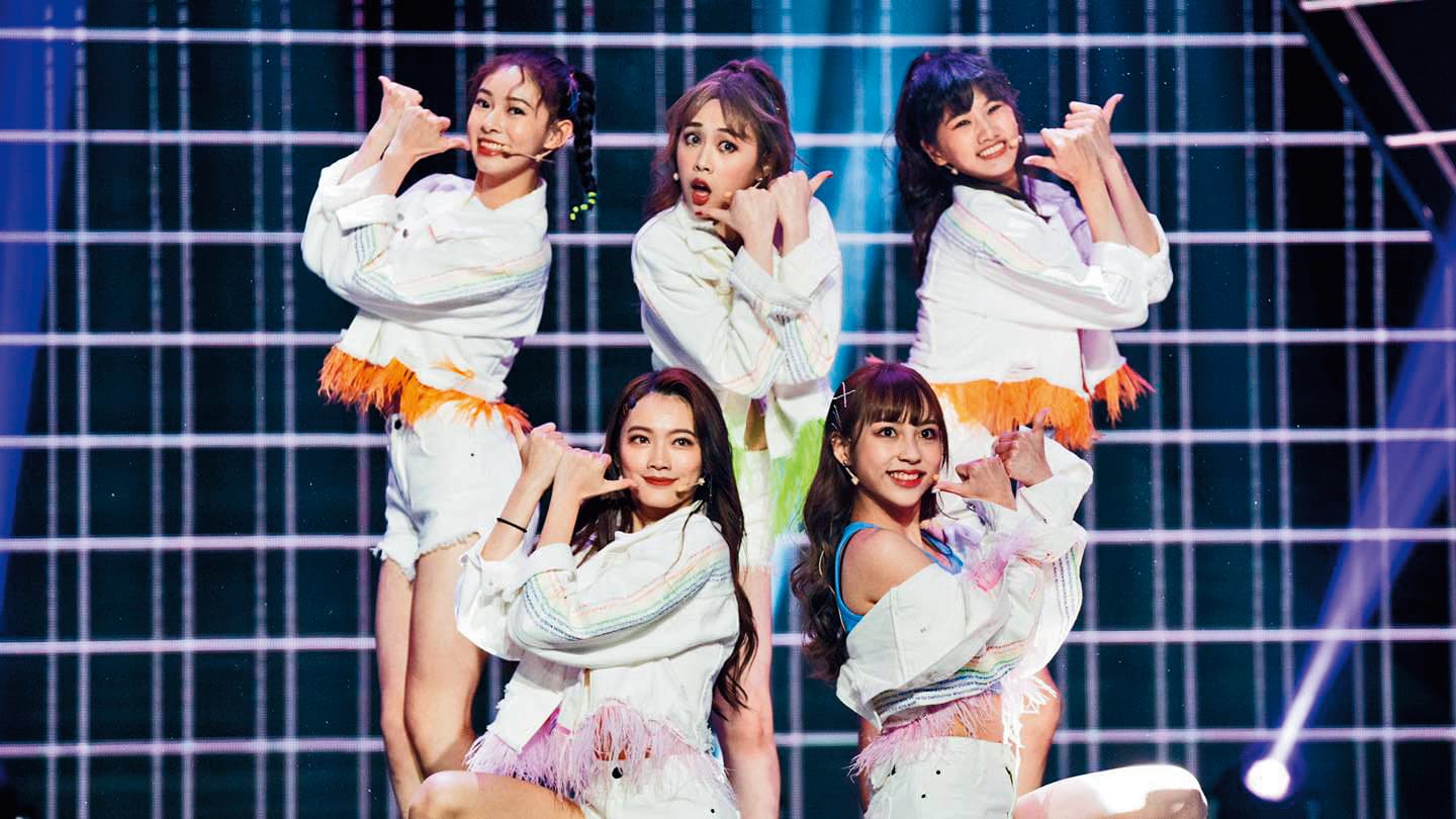 「雪鑽石」演唱〈馬可波羅〉,大跳超吸睛的手勢舞,團員表情特別豐富。