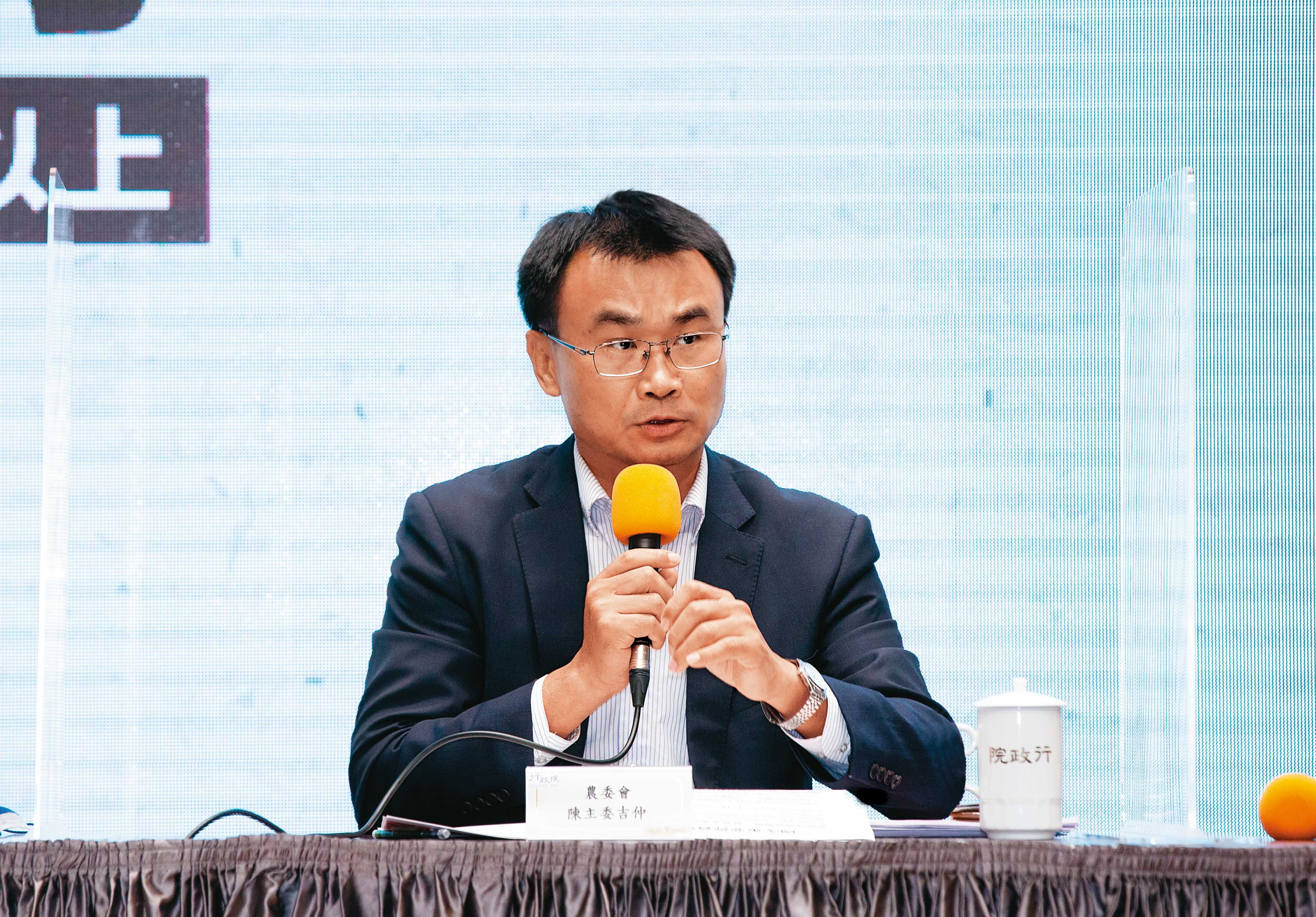 農委會主委陳吉仲經歷非洲豬瘟防疫、口蹄疫拔針,與豬農等團體建立互信。