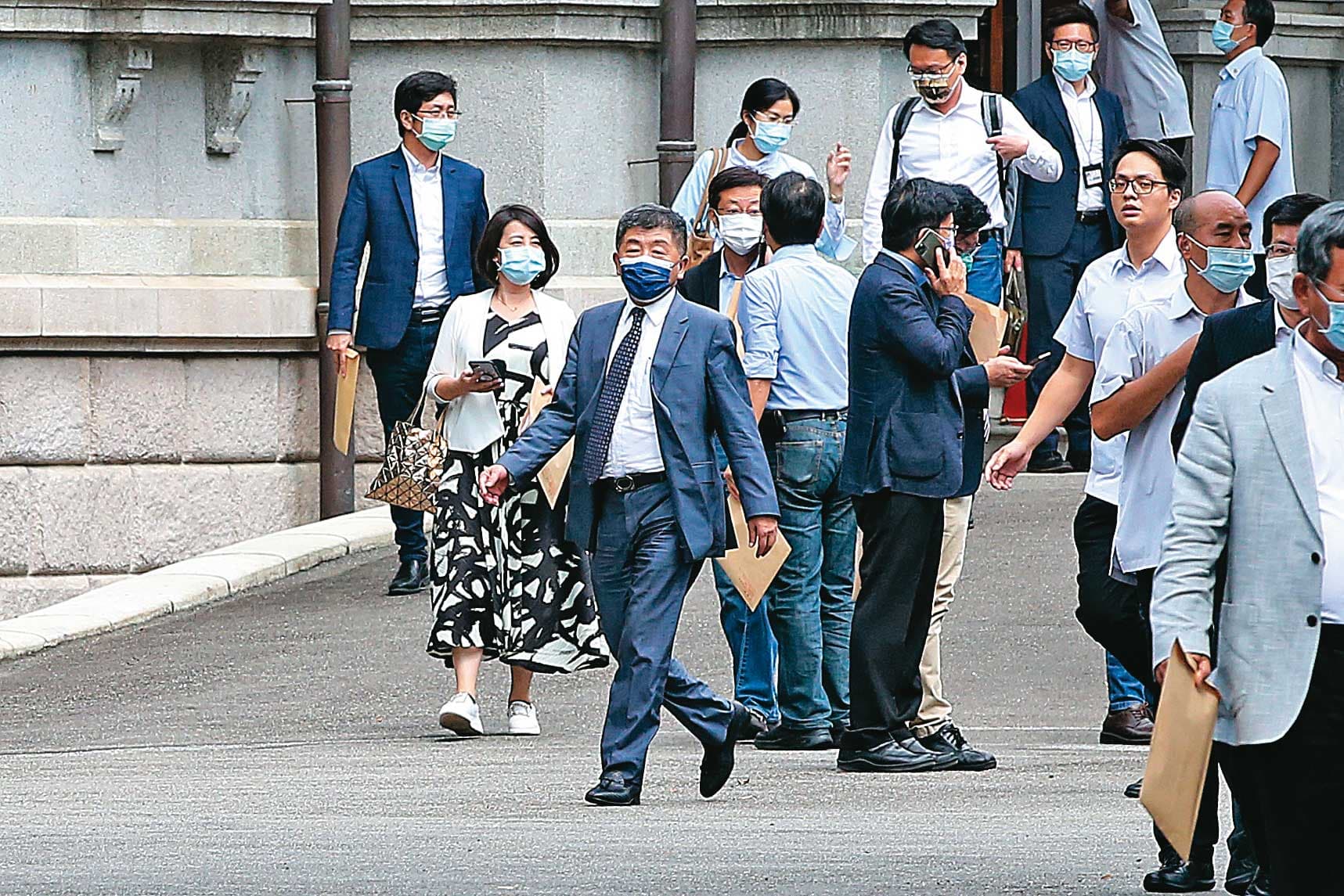 衛福部長陳時中在防疫期間獲得超高聲望,成為官方與民間溝通開放美豬牛政策的要角。