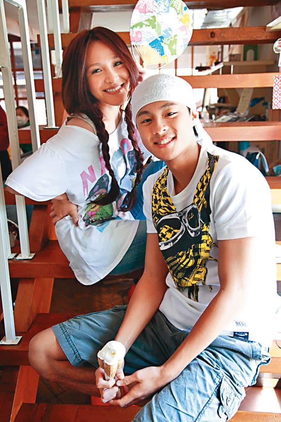 孫其君(右)與梁文音有過一段情,後來梁文音結婚,前陣子婚變。(環球唱片提供)