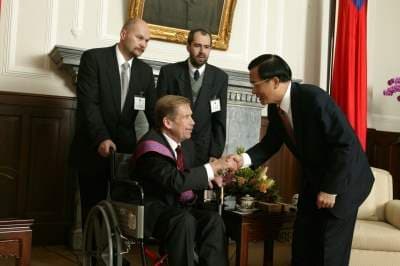 哈維爾(前排左)在2004年受陳水扁(前排右)之邀訪台,陳水扁授勳給哈維爾,並推崇他為世界級的思想家。(翻攝自總統府)
