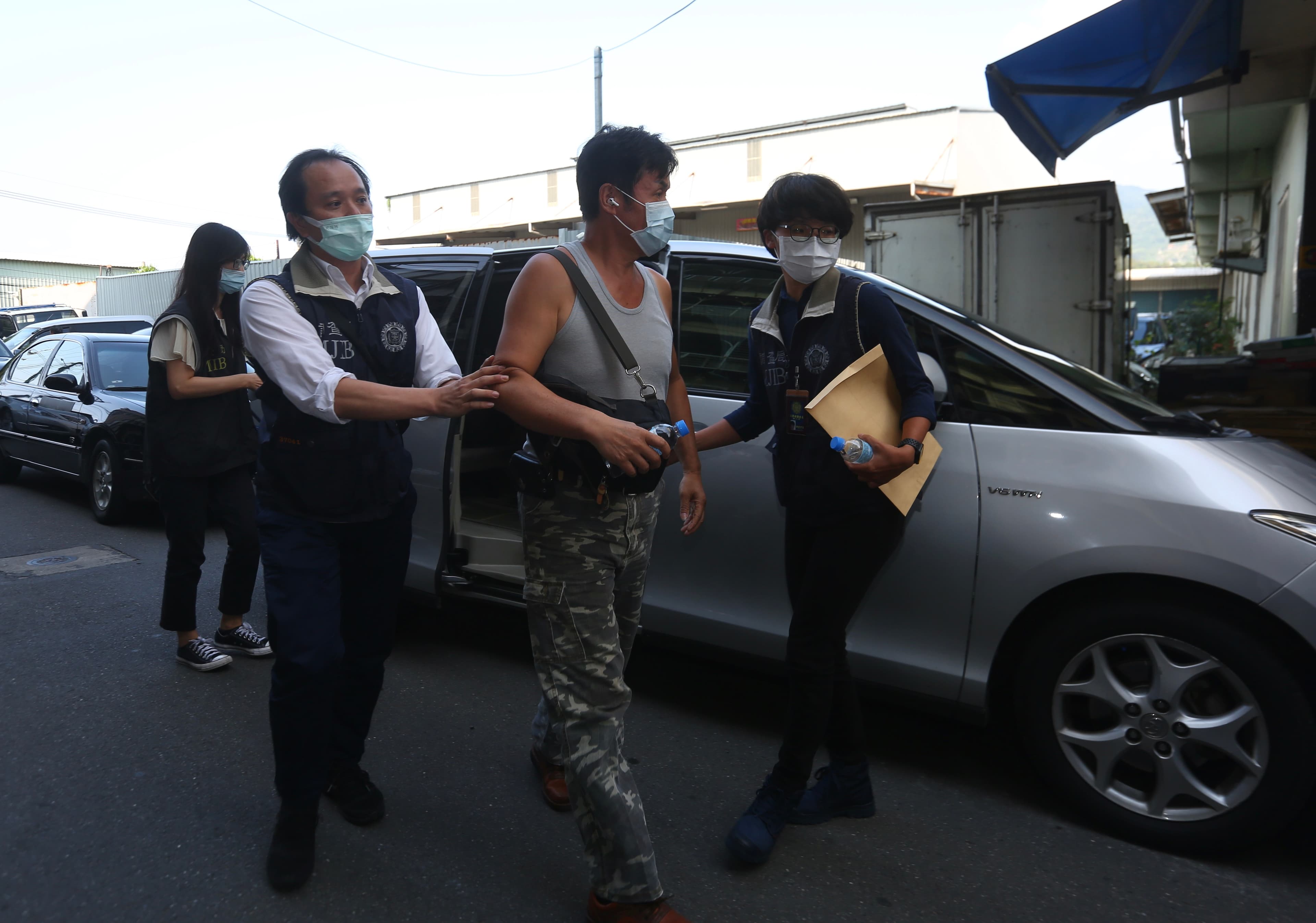 加利老闆林明進今被檢調帶回工廠搜查。
