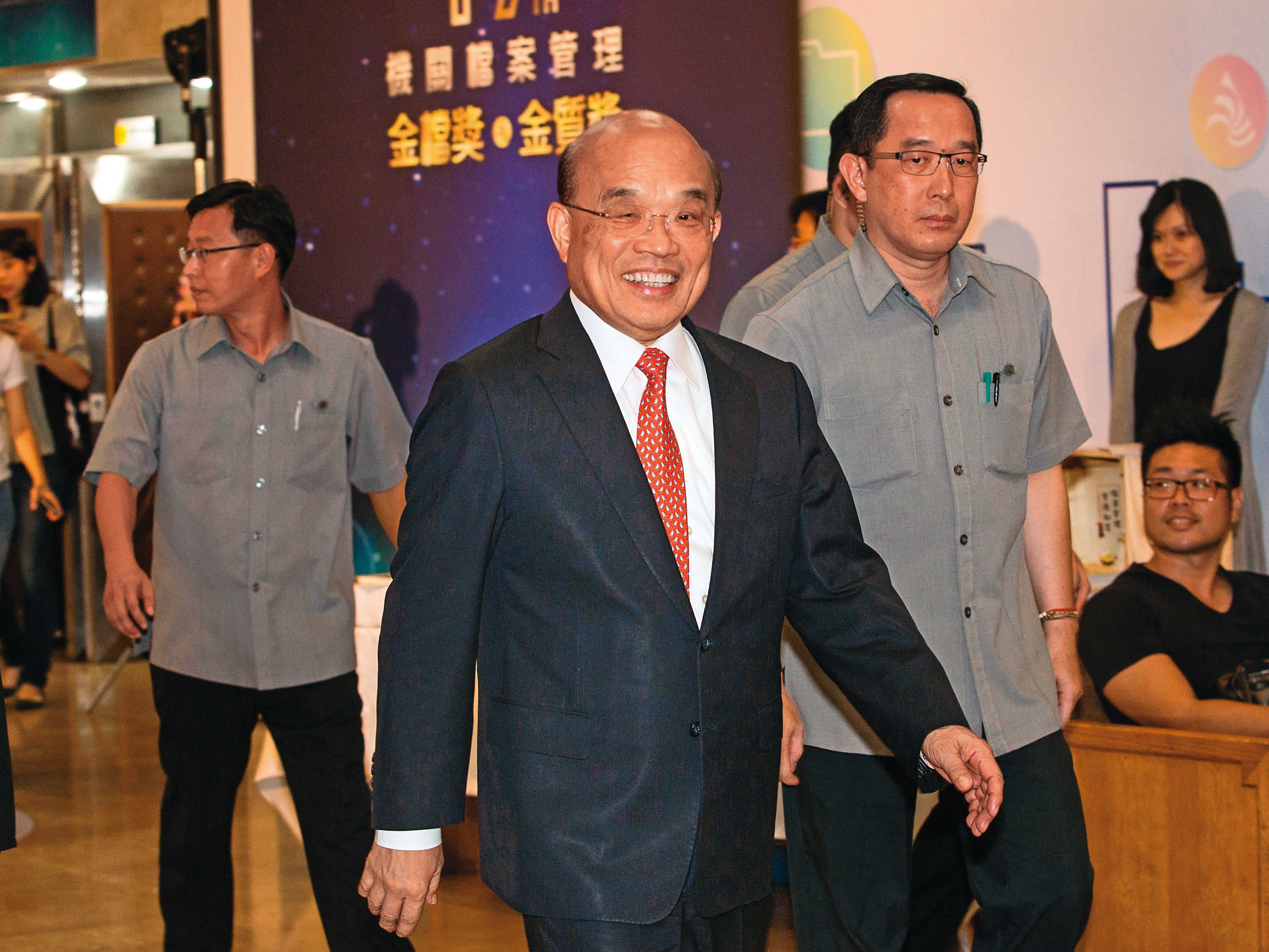行政院長蘇貞昌(左2)表態,絕不放手彰銀給台新金,也讓吳東亮死心。