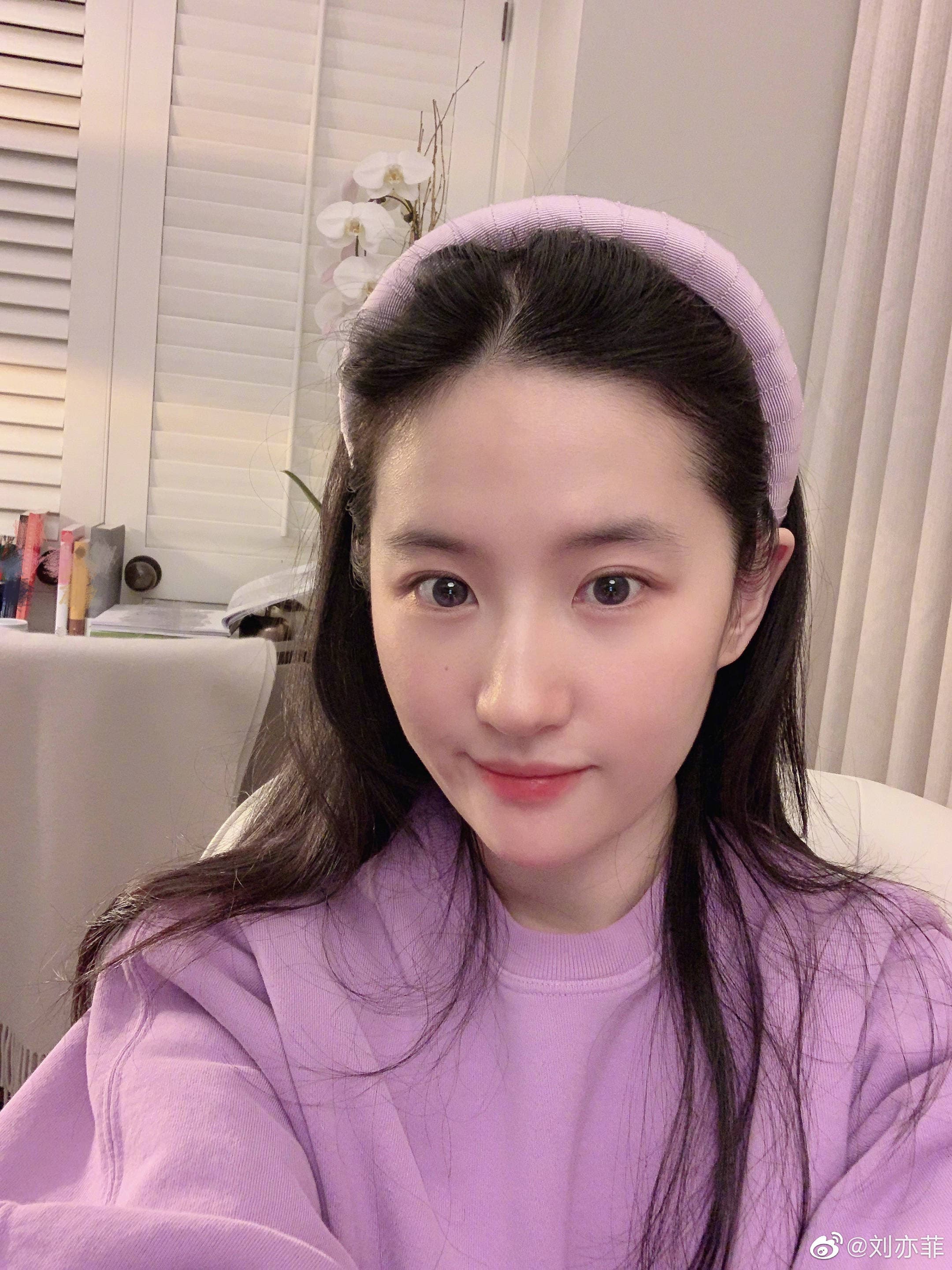 劉亦菲年輕時的臉型五官被公認最符合張愛玲筆下的葛薇龍,但她也無緣此角。(劉亦菲微博)
