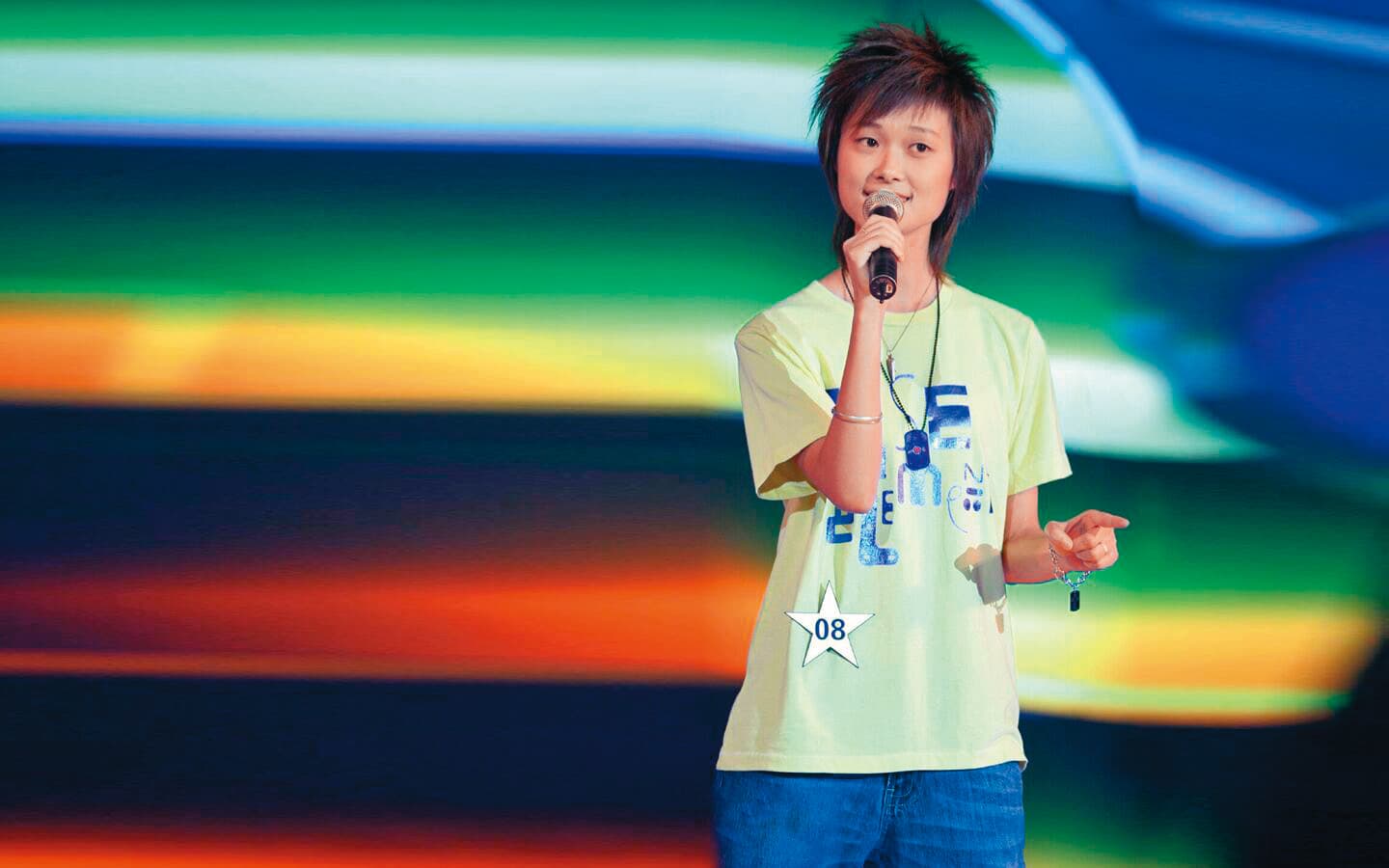 李宇春2005年從《超級女聲》選秀奪冠出道(圖),至今形象丕變,15年來人氣不墜,也帶動大陸粉絲對本土偶像崇拜風氣。(翻攝自微博)