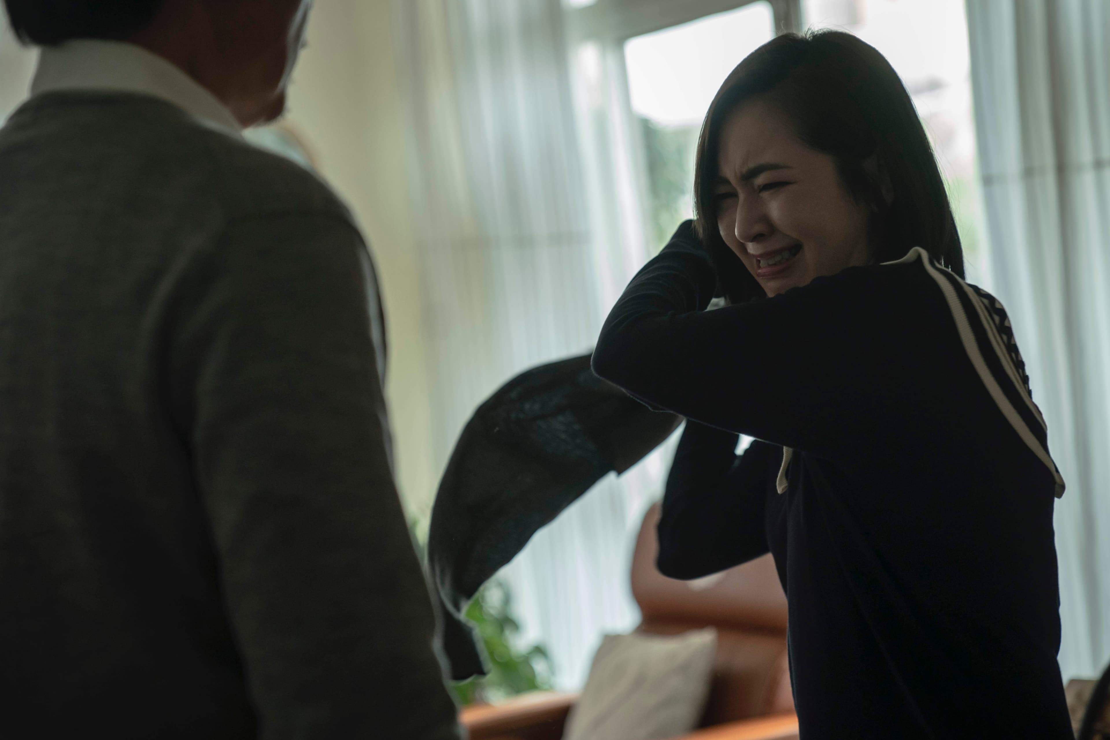 蔡燦得劇中質疑老公外遇,哭喊要不是有女兒小芳早就離婚。(LINE TV提供)