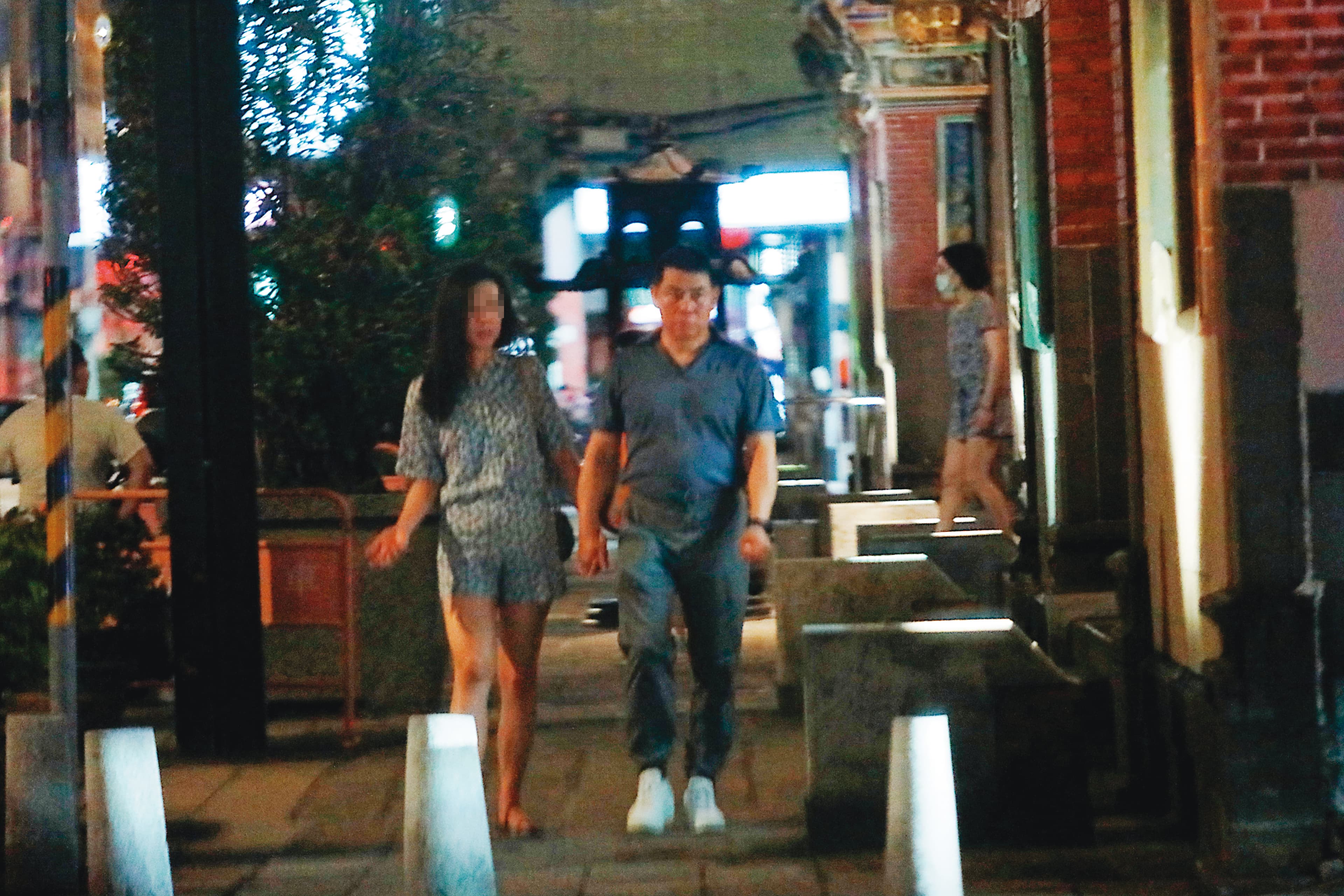 08/07 20:27 程昌興(右)一下班就趕到A女(左)香閨,之後2人一起出門覓食。