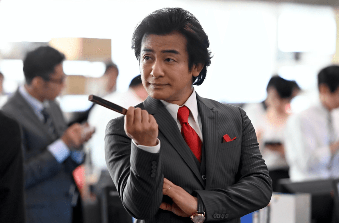 片岡愛之助在夯劇《半澤直樹》飾演「黑崎娘娘」,浮誇的說話口氣和動作令觀眾印象深刻。(翻攝自《半澤直樹》Twitter)