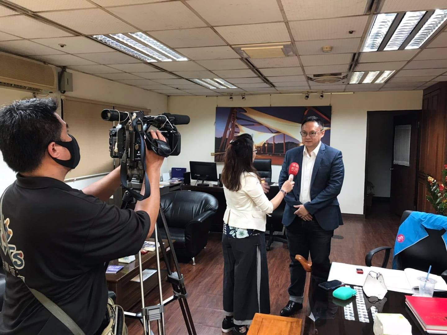 鄭照新今(9日)早在臉書上PO出過去在局長室受訪的畫面。(翻攝自鄭照新臉書)