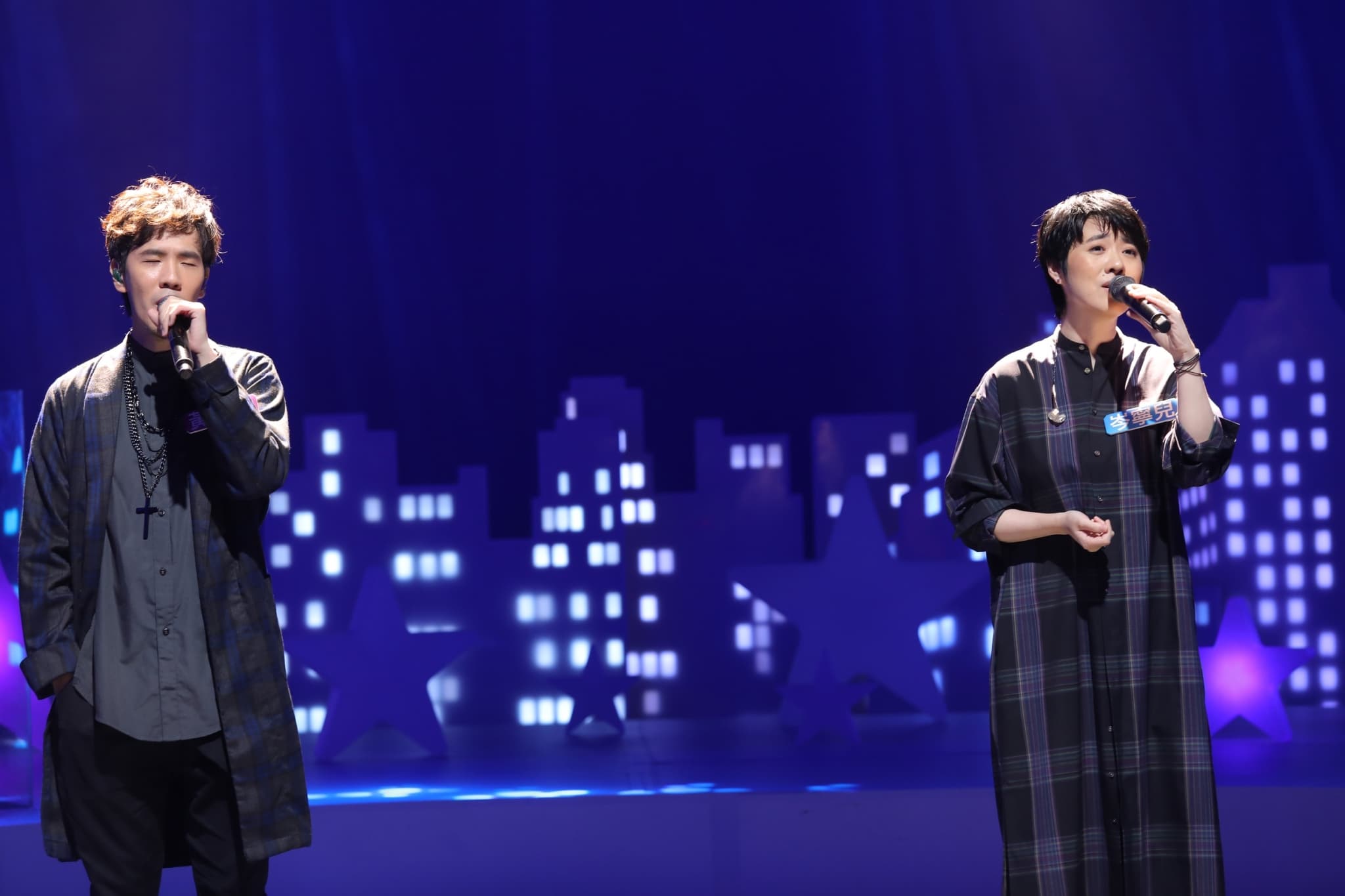 黃欣偉、岑寧兒呈現重新編曲的張國榮名曲〈我〉。(公視提供)