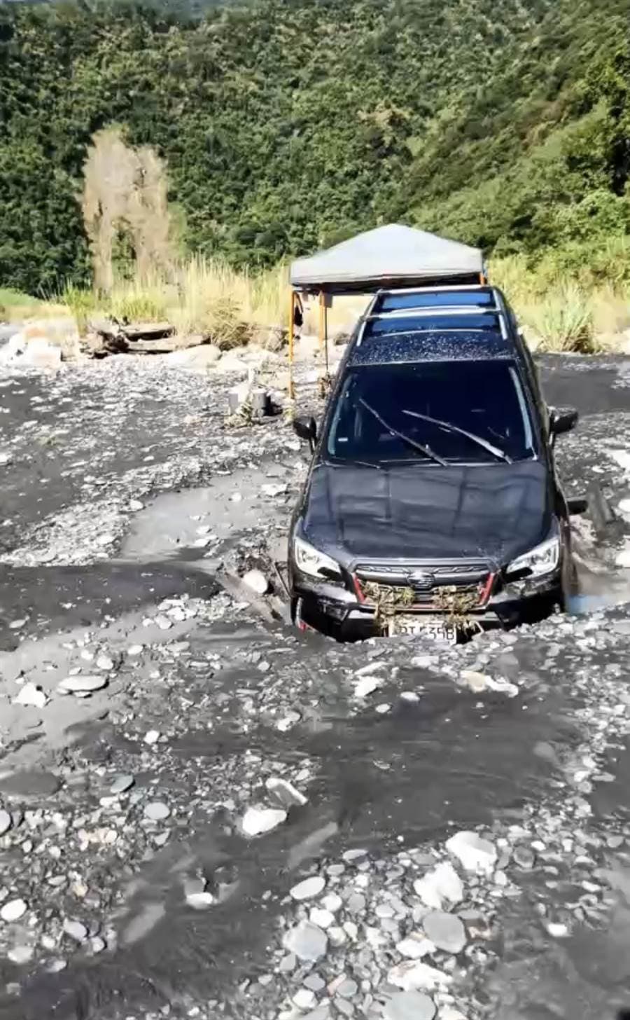 露營客遭暴漲的溪水沖走,目前仍未尋獲女童父親。(南投縣消防局提供)