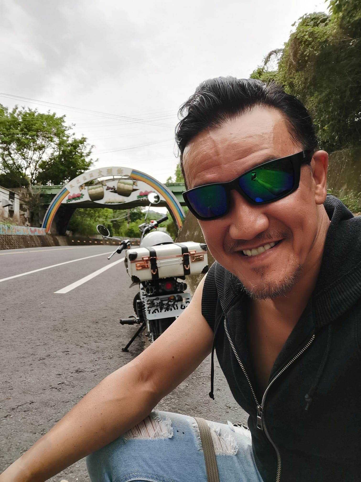 陳為民年輕時瘋玩越野摩托車,摔車後也留下後遺症。(翻攝自陳為民臉書)