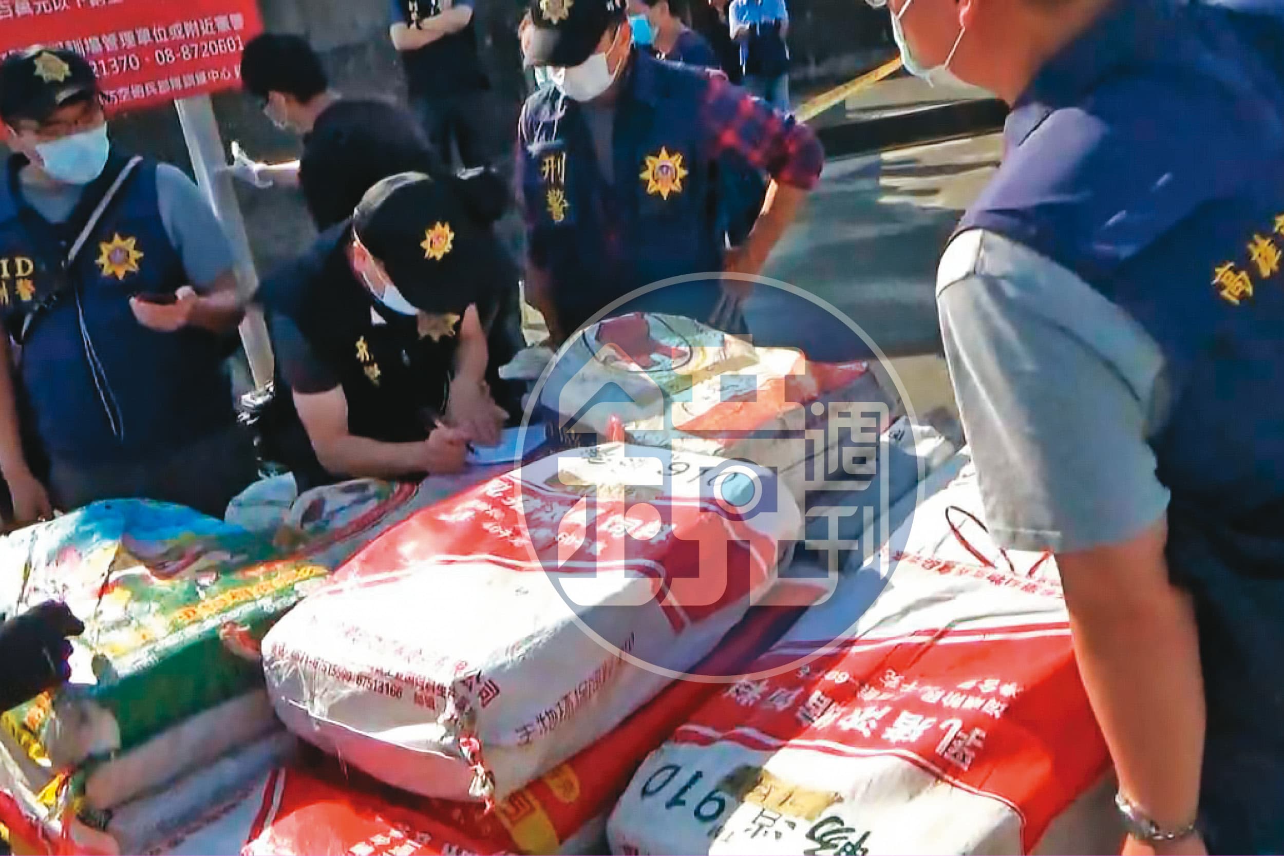 屏東地檢署今年4月指揮高雄市刑大及海巡署,聯手查扣海洛因磚1,020塊及安非他命600包,總重1公噸,經4個月溯源突破4層共犯,逮捕全台最大咖毒梟黃大彰。