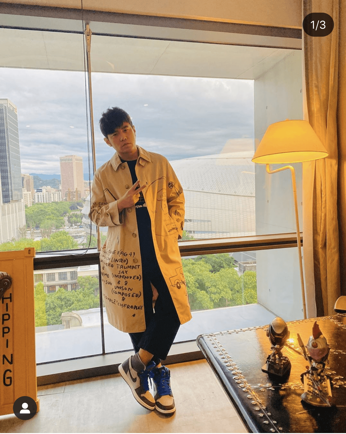 周杰倫身穿COACH x Jean-Michel Basquiat聯名系列風衣外套。NT$92,800。(COACH提供)
