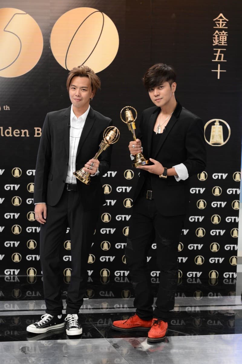 2015年小豬 和小鬼 以《娛樂百分百》入圍金鐘,兩人預走金鐘紅毯。(八大提供)