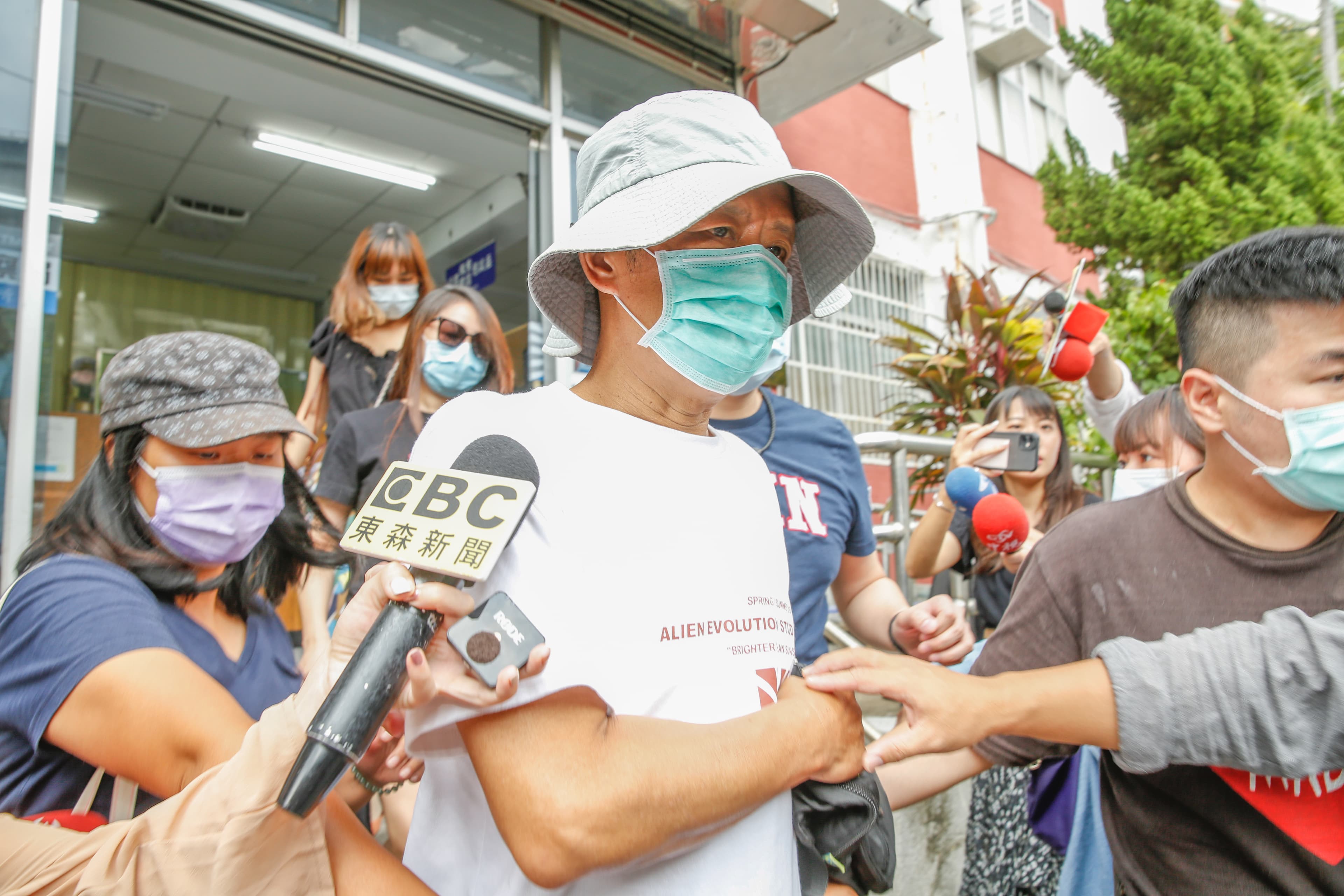 小鬼和爸爸感情深厚,稍早爸爸赴警局做筆錄,被現場媒體包圍。