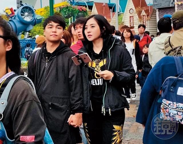 張峰奇與李亮瑾曾被本刊報導穿同款情侶裝,十指緊扣蜜遊日本環球影城。(本刊資料照)