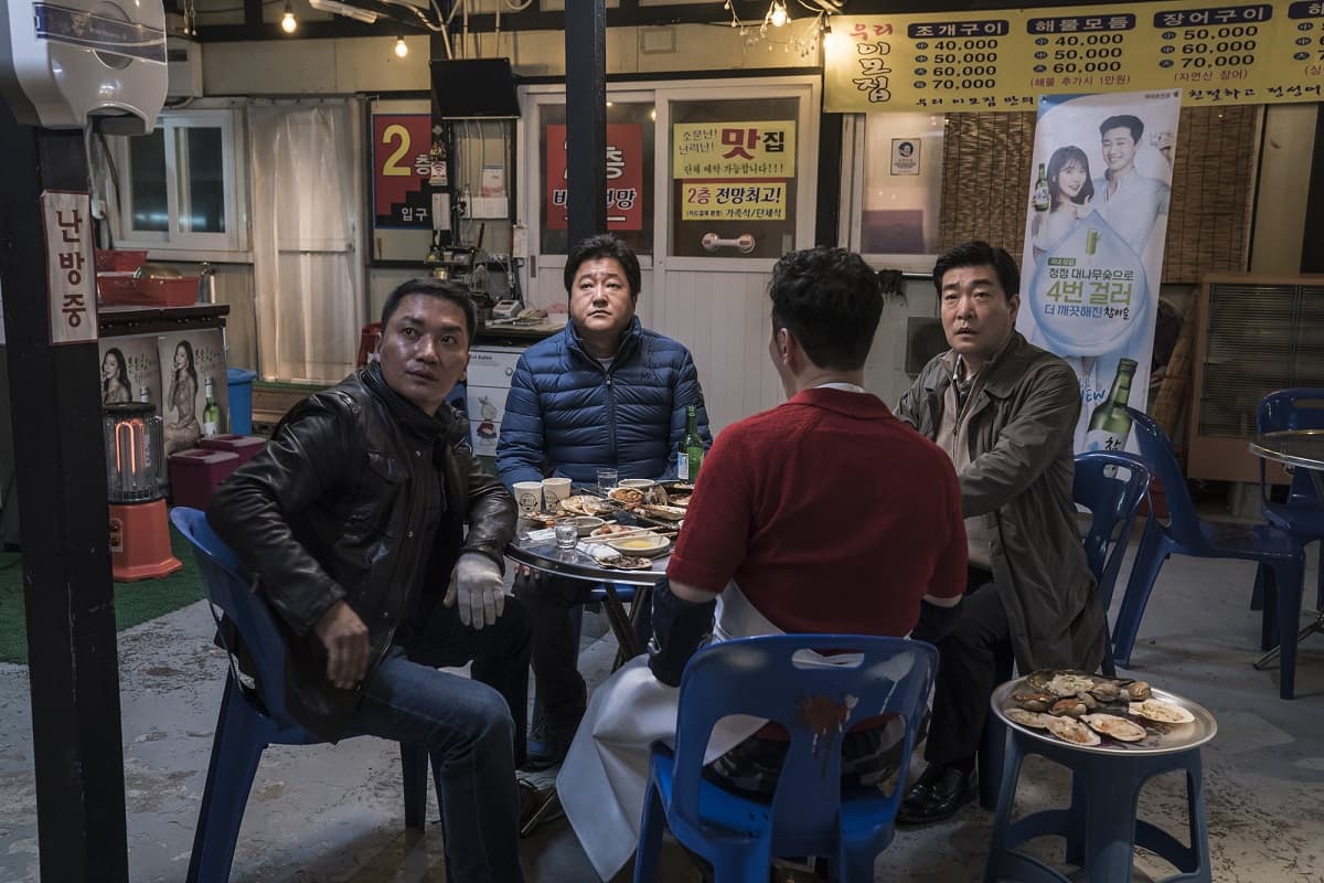孫賢周(右)客串《刑警沒有假期》,意外和「兒子」朴敘俊同框。(車庫娛樂提供)