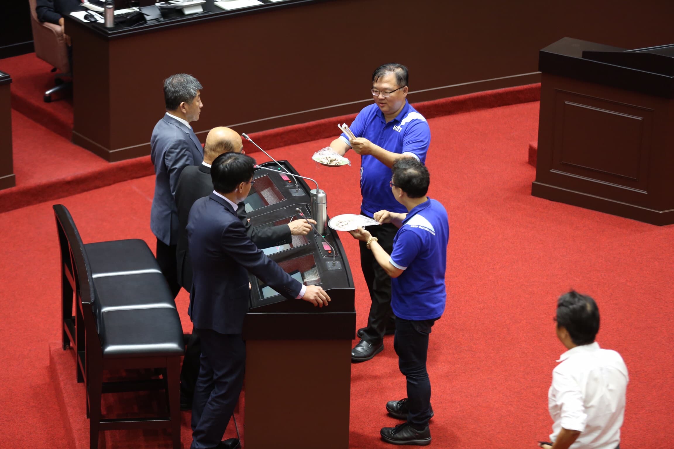 國民黨立委李德維、鄭正鈐端豬肉給行政院長蘇貞昌品嚐。