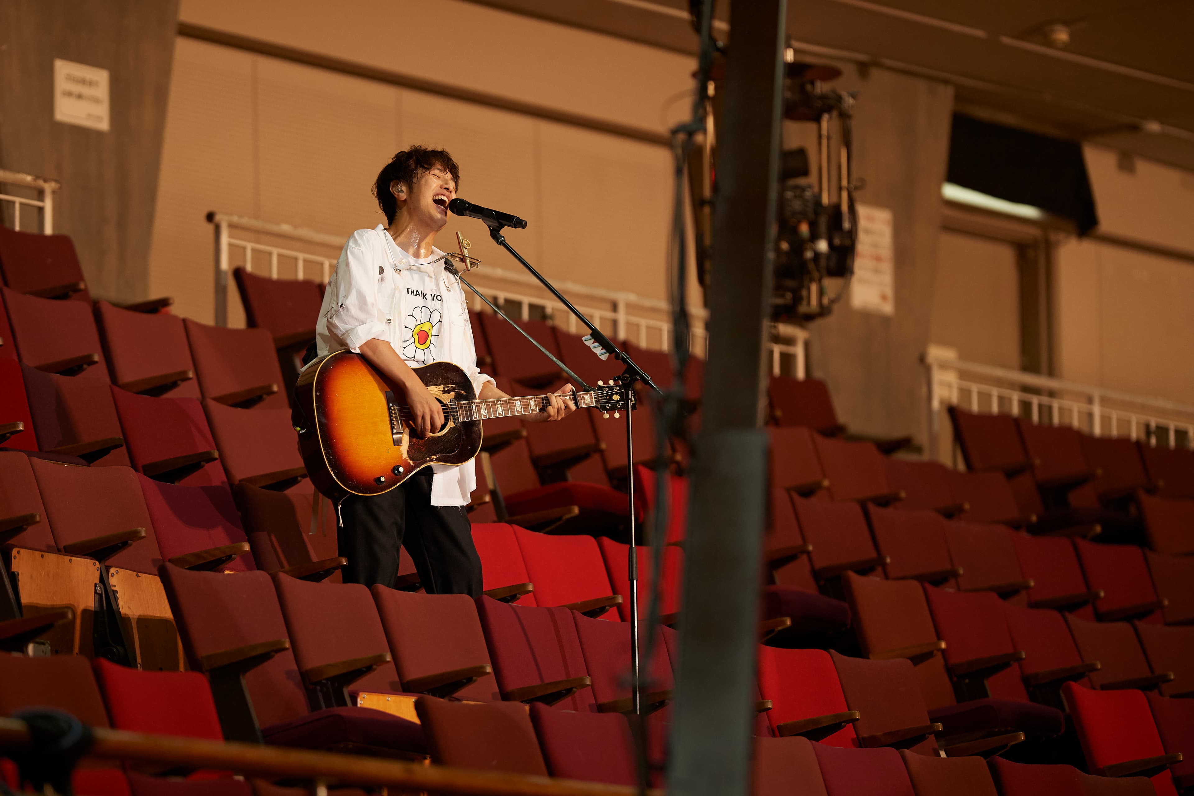 為帶來不同的視覺演出,北川悠仁也走進觀眾席演唱。(太田好治攝,華納音樂提供)