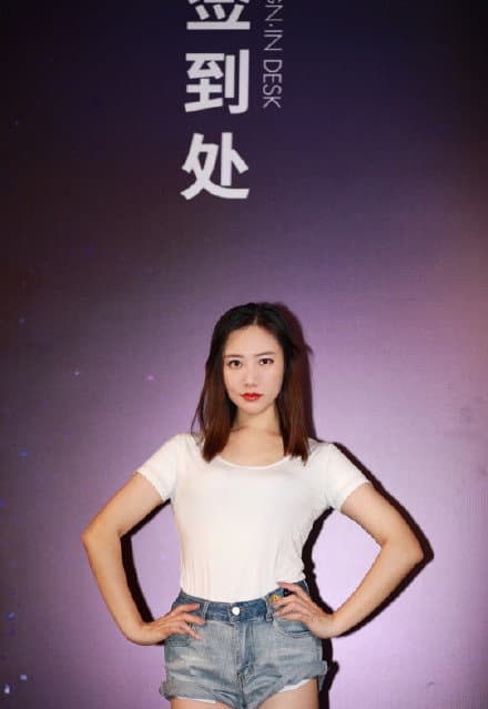 亞洲小姐前10名入選佳麗穿著白T、牛仔短褲大秀身材。(翻攝自西瓜娛樂微博)