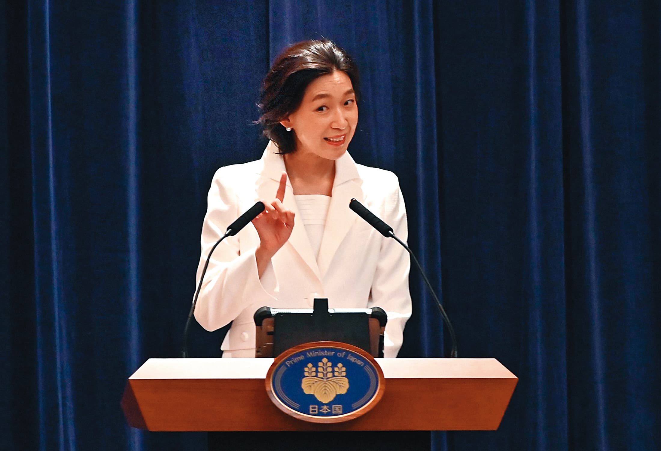 江口德子在《半澤直樹2》飾演主播出身的「國土交通大臣」,與半澤直樹對立。(翻攝自TBS)