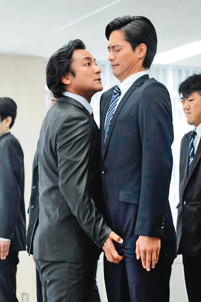 片岡愛之助(左)飾演的「黑崎娘娘」絕招「抓鳥」是原著中沒有的橋段。(翻攝自TBS)
