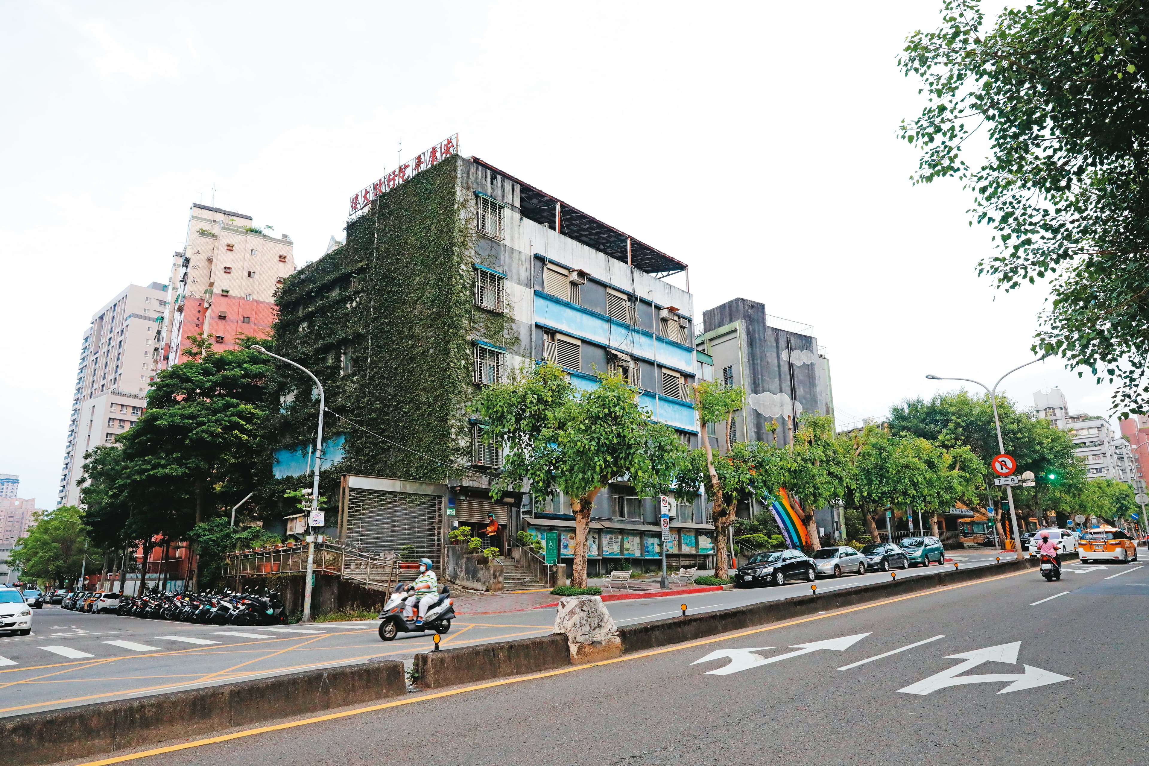 安康平價住宅位於北市文山區興隆路四段,由於社區範圍大、住戶多,社會局在此設立社工辦公室就近輔導。