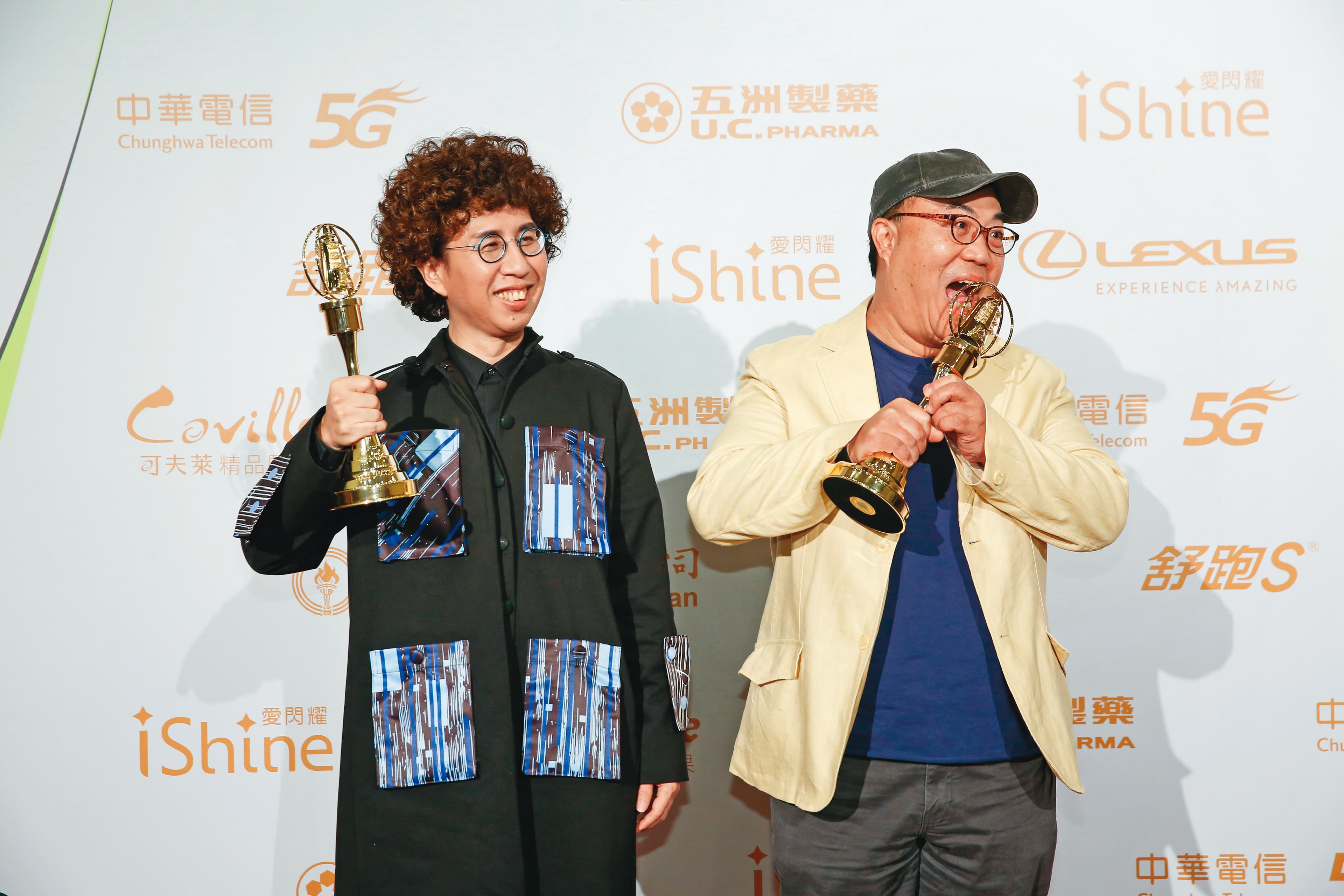《我在市場待了一整天》製作人劉志雄(右)在本屆金鐘盛典慘被各界批評,因為他兩度上台的致詞長達9分鐘,嚴重超時。