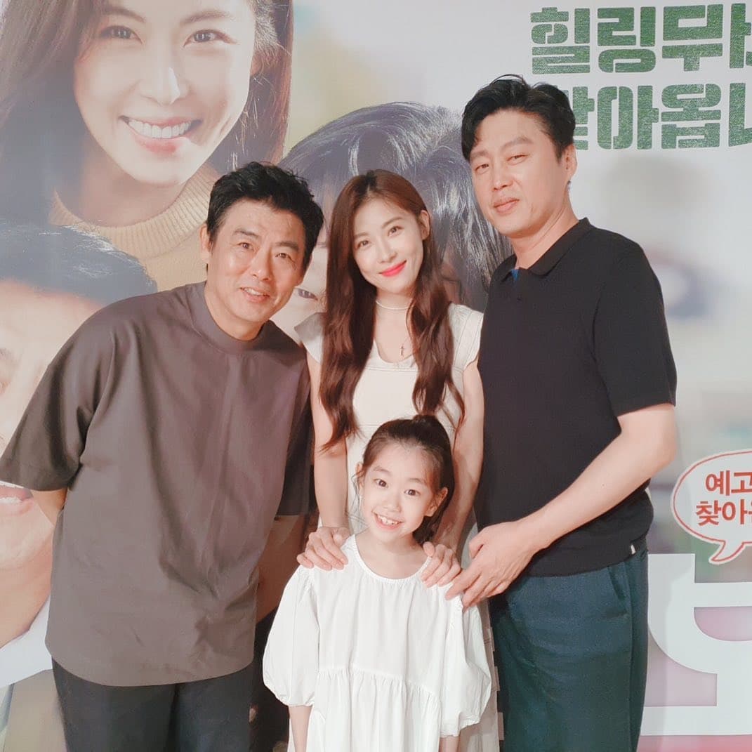 河智苑(後排中)在《無價之保》中飾演長大成人後的朴昭怡(前排中),她透露兩人有許多相似之處。(翻攝自CJ娛樂IG)