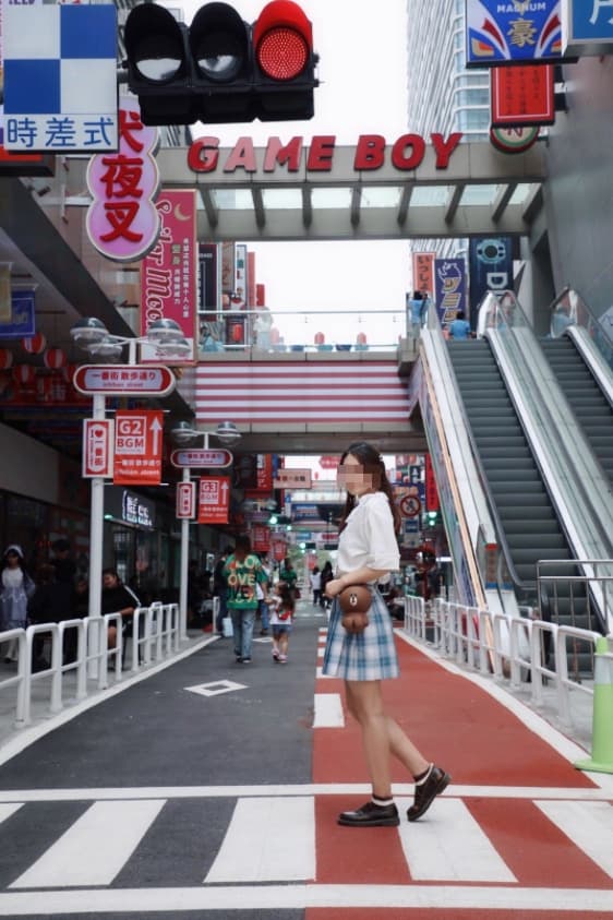 位在佛山的「南海一番街」風格完全複製日本商店街,吸引許多中國網民朝聖。(翻攝自微博)