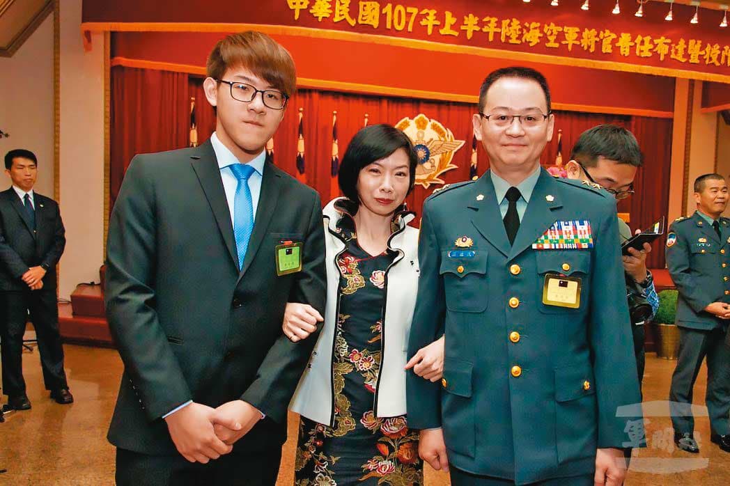 羅德民(前右)2018年晉升中將時,妻兒曾到場分享榮耀。(軍聞社提供)