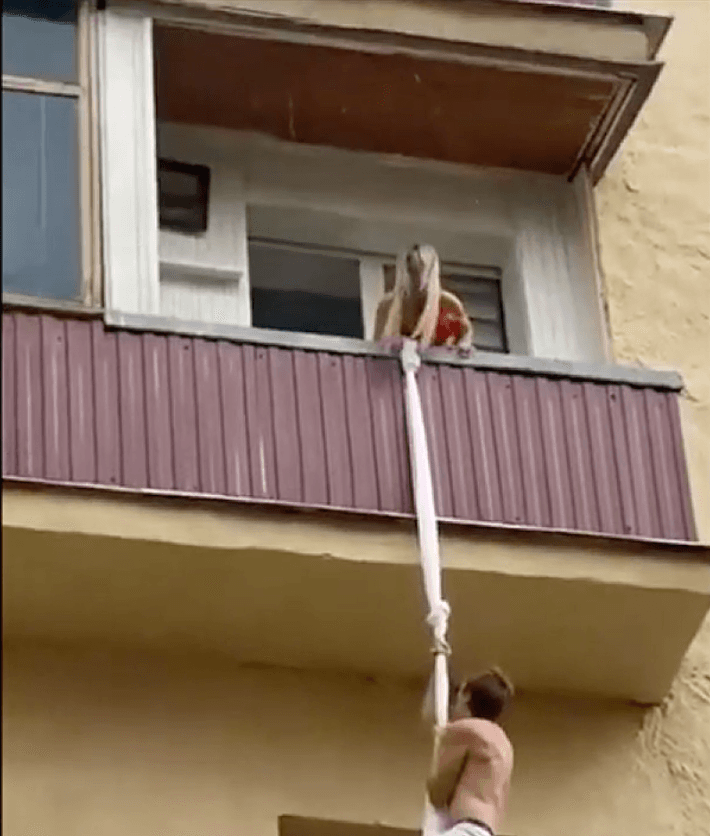 小王逃跑過程中,人妻不時探頭關心,垂降到3樓時還被鄰居拿掃帚猛打。(翻攝自YouTube)