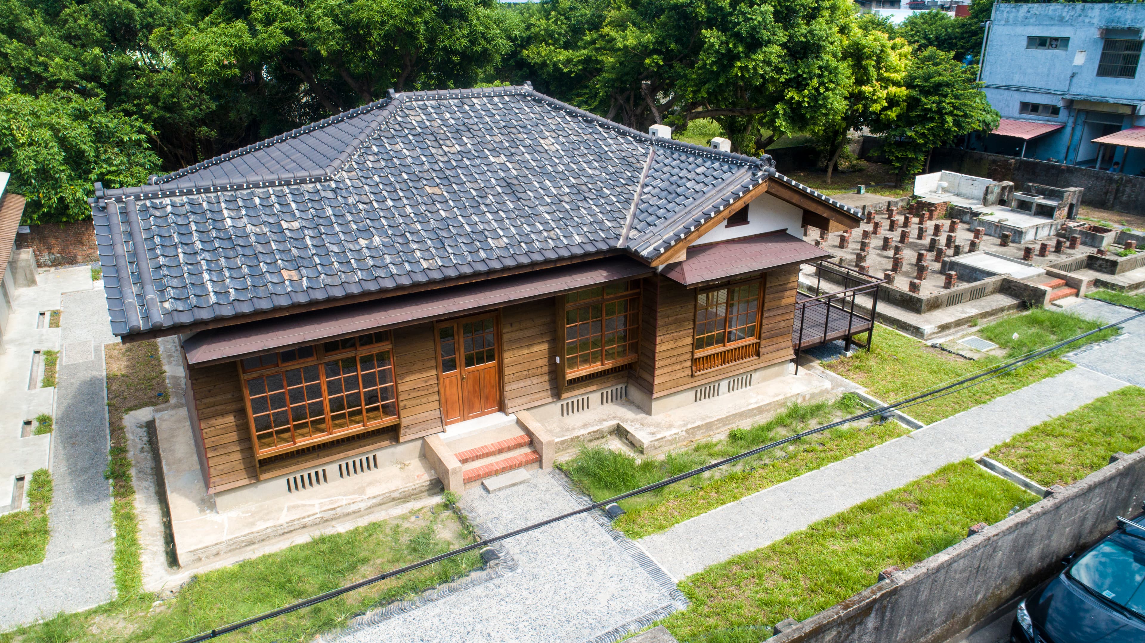 空拍校官眷舍基地,整體建築維持完善的樣貌,進去裡面參觀,能感受到歷史氛圍。