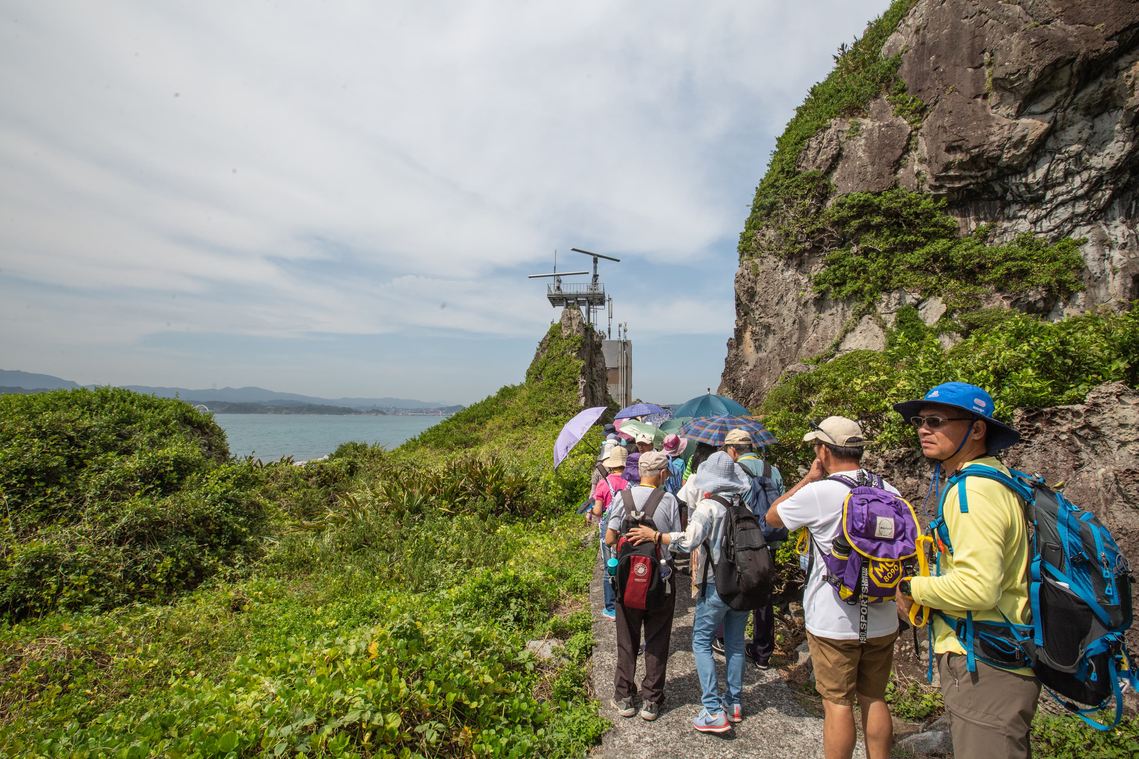 沿環海步道散步,輕鬆愜意。