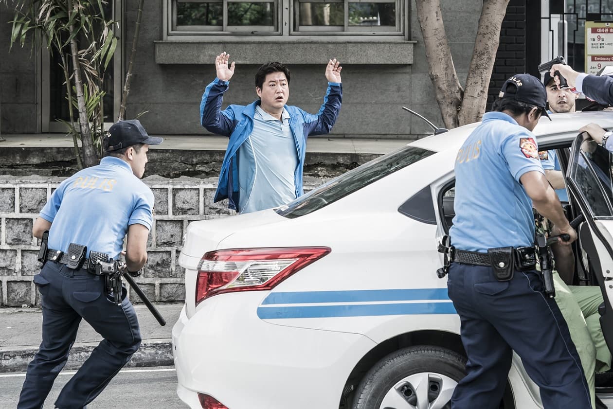出國度假的鄉下刑警在菲律賓被誤認為殺人犯,為了脫罪他只好與同鄉一起調查整起事件。(車庫娛樂)