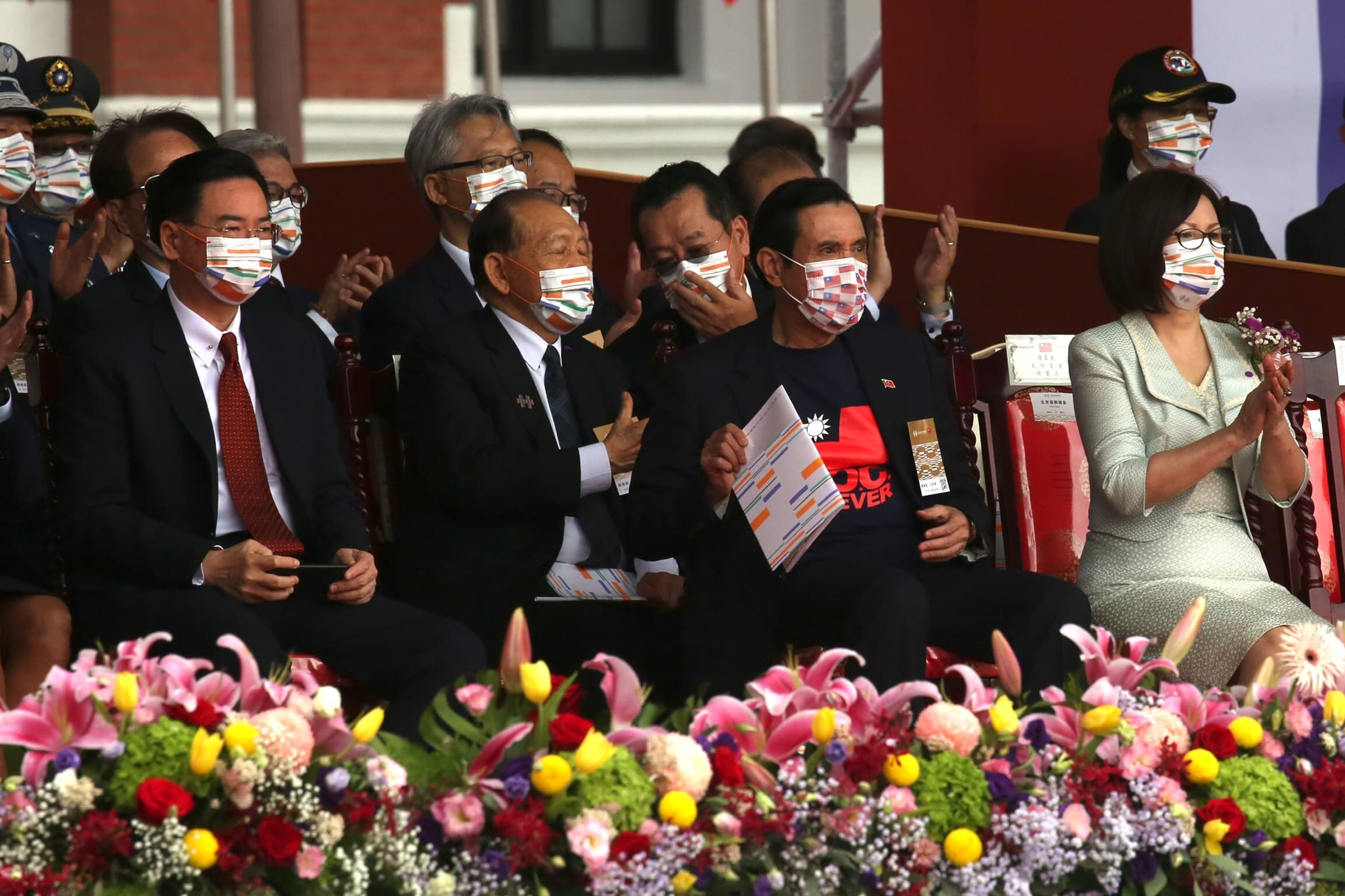 前總統馬英九(前排右2)身穿國旗T恤、戴著國旗口罩出席國慶大會。