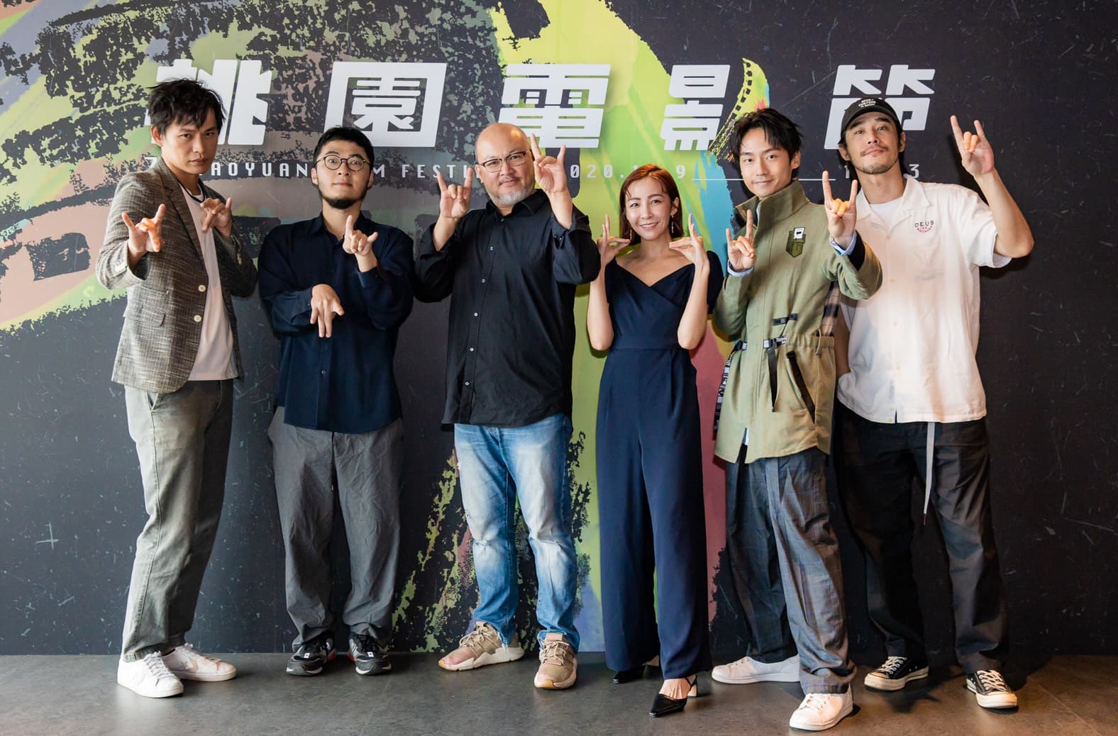 黃鐙輝(左起)、導演洪子鵬、劉亮佐、林雨葶、大鶴、黃騰浩出席桃園電影節首映,為《陽光電台不打烊》宣傳。(桃園電影節提供)