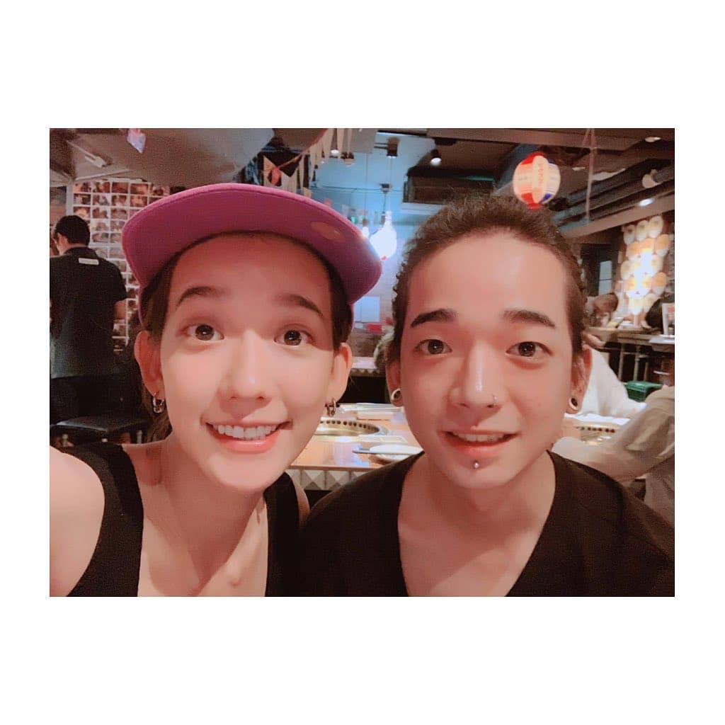 弟弟孟耿德去年過世,是孟耿如如今做更多藝術創作的原因。(翻攝自孟耿如臉書)
