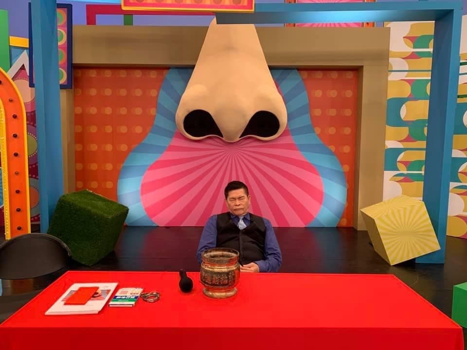 澎恰恰一連3天馬不停蹄工作,只能靠著空檔直接在攝影棚內打盹休息。(翻攝自澎恰恰的大鼻峒臉書)