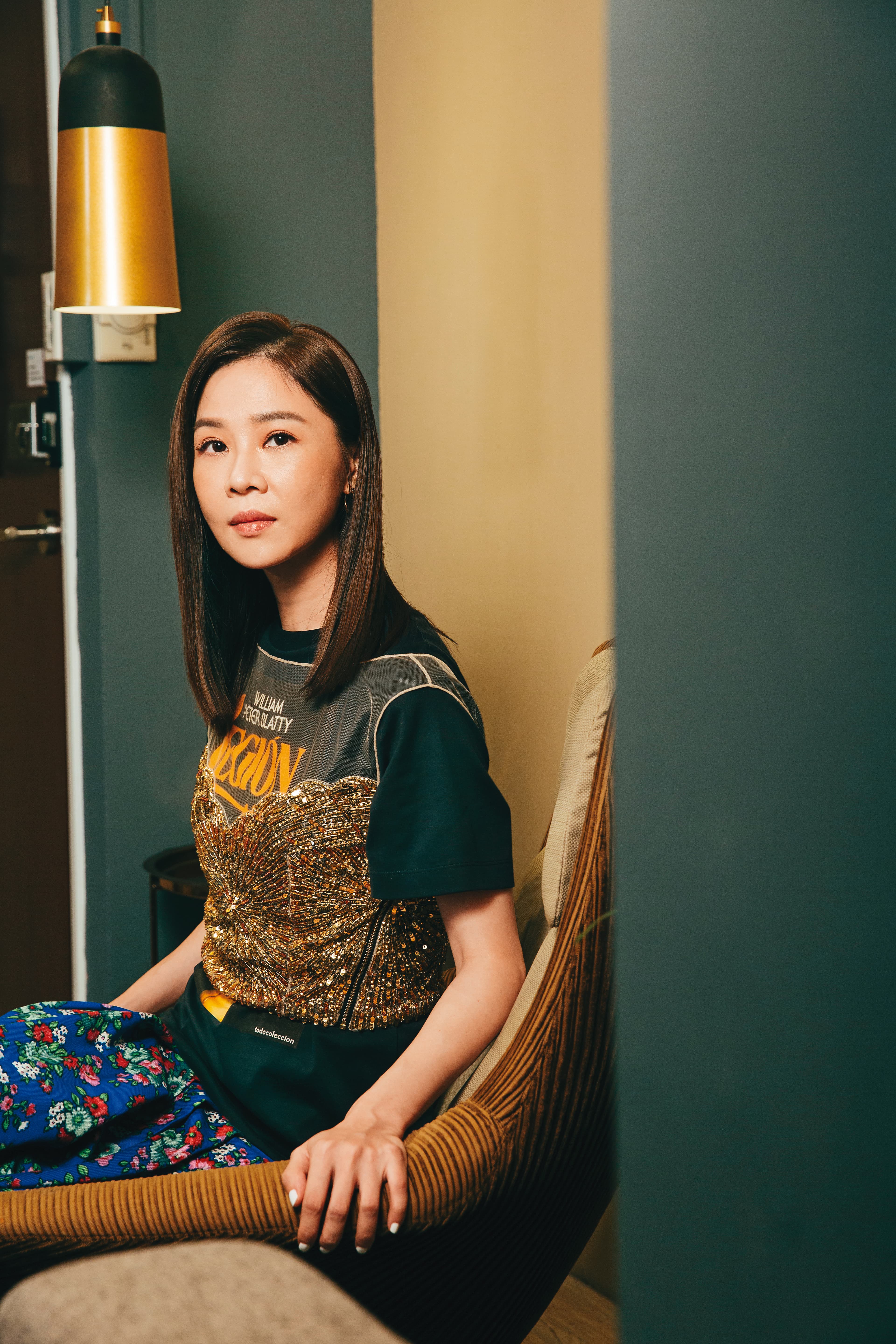 謝盈萱這兩年成影視大紅人,她熱愛演戲,愛的是戴上面具演別人;下了戲不習慣成為焦點,因為對自己不太確定。