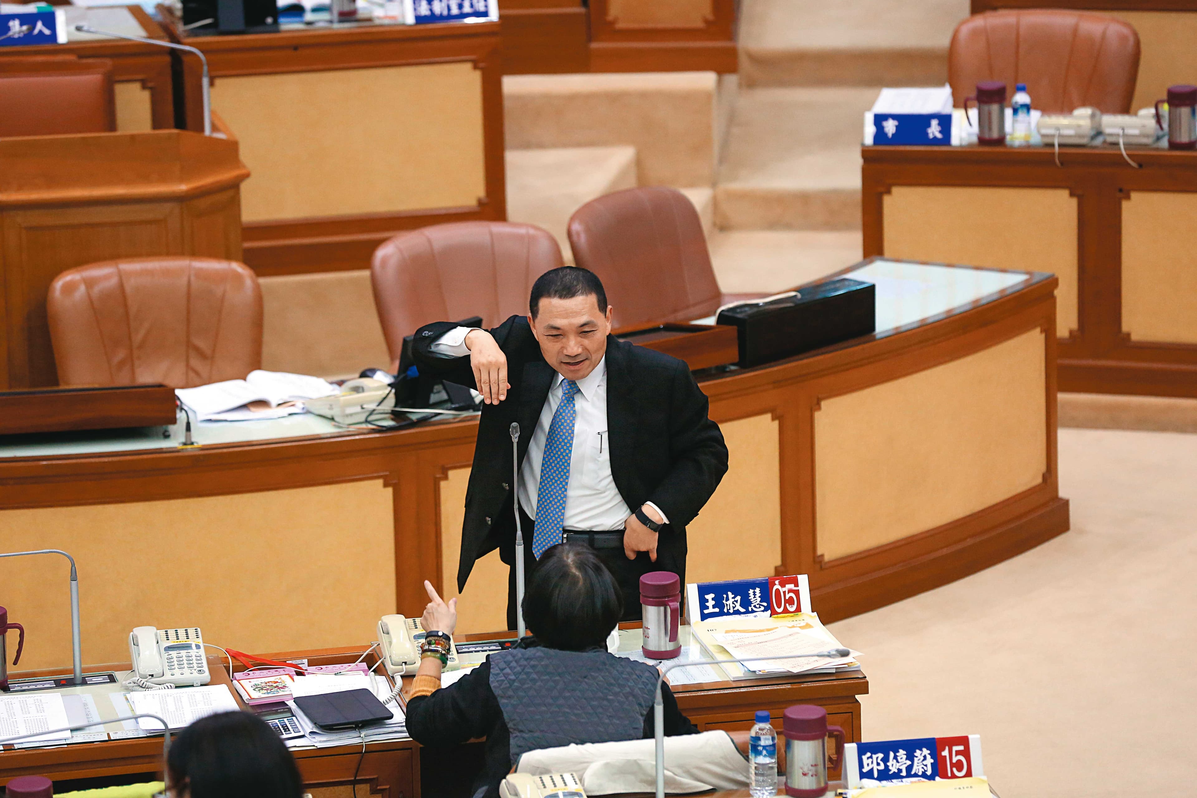 傳出不分藍綠,都有議員被新北市府列入黑名單,圖為新北市長侯友宜與議員在議會互動。