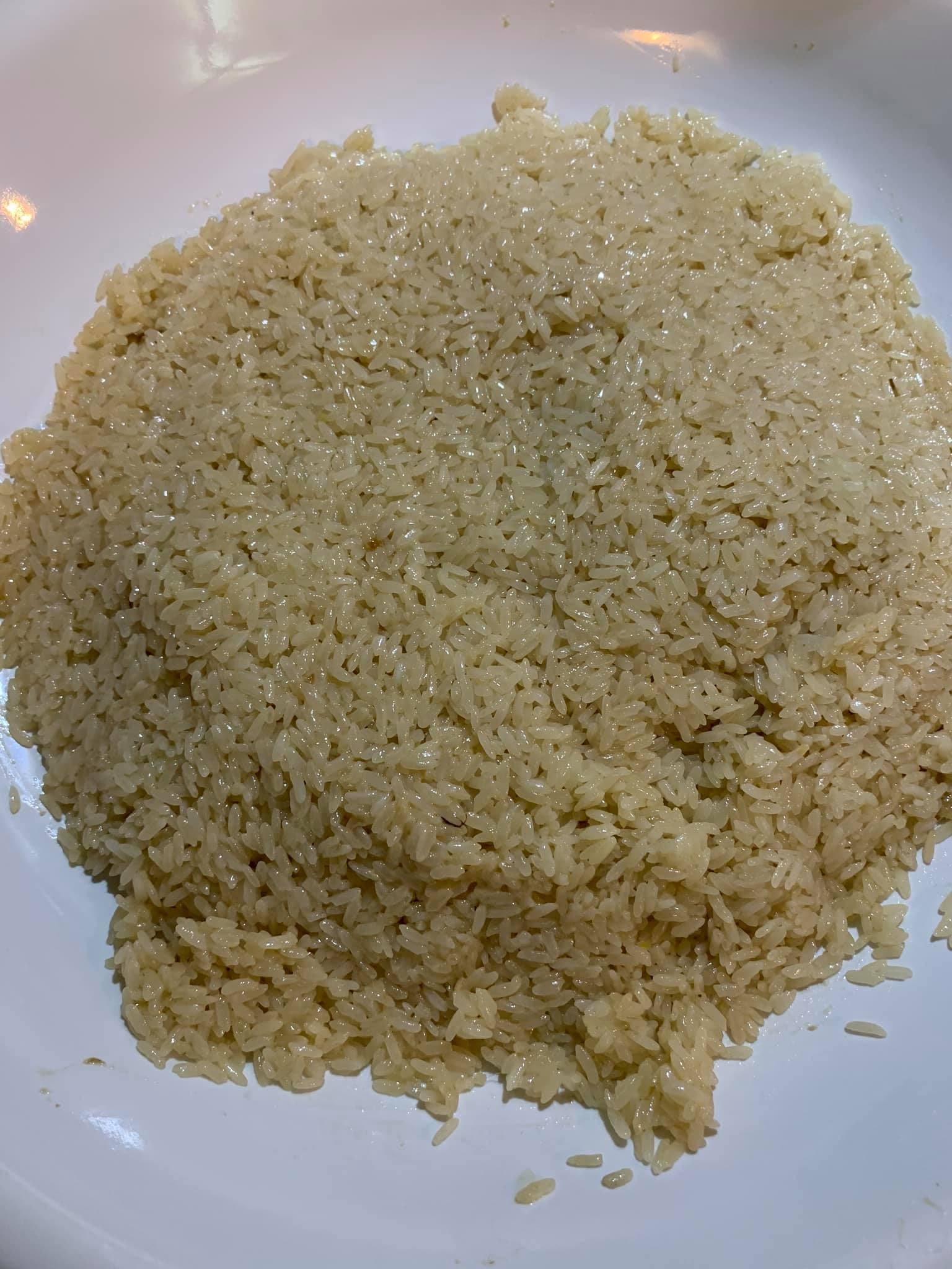 把拌好的油飯先裝盤,多麼晶瑩飽滿。
