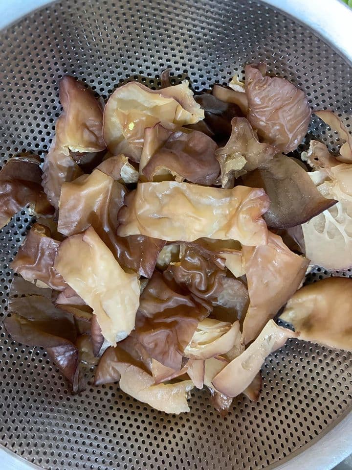 黑木耳撕成小朵。