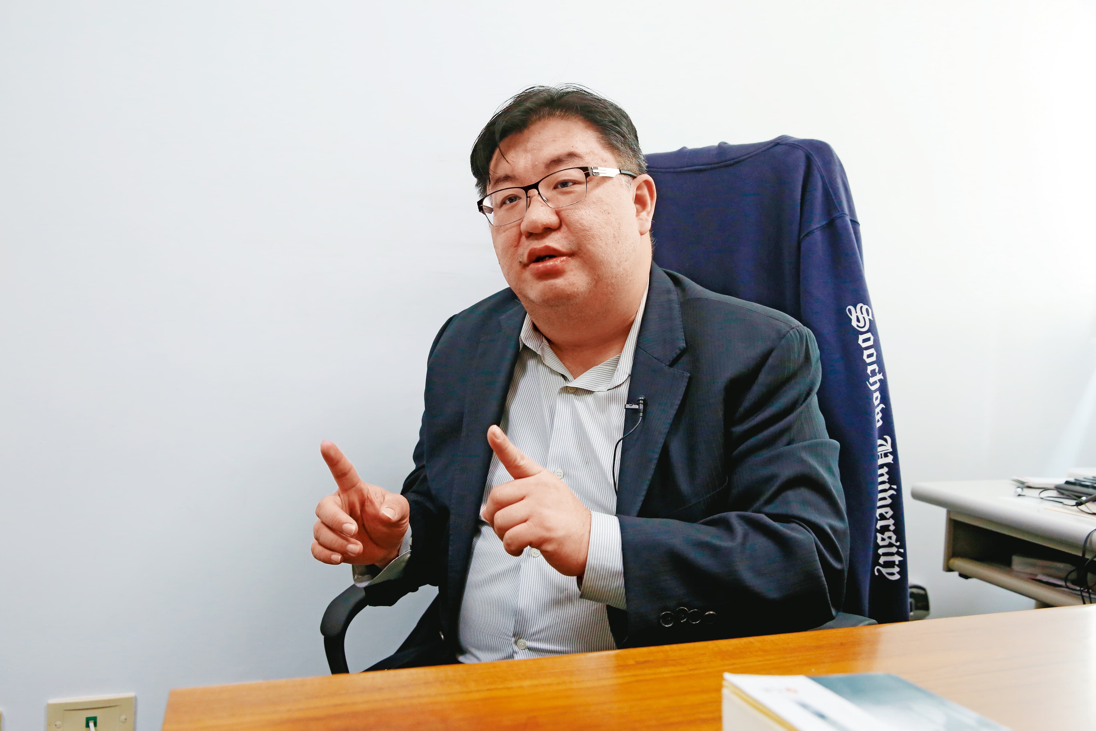東吳大學法律系教授胡博硯認為,解決這類案例最快速的方式就是立特別法處置。