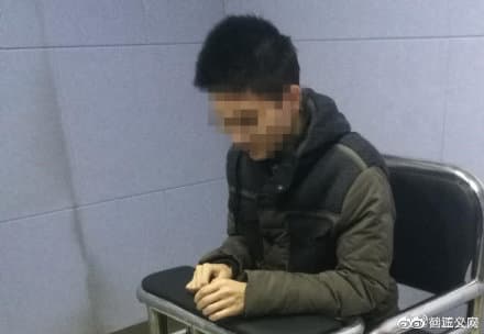 一名高中生以暱稱「愛蘿莉」偽裝中年男子,上網分享自己和「乾女兒」們的極樂日常,遭警方逮捕。(圖片翻攝自微博)