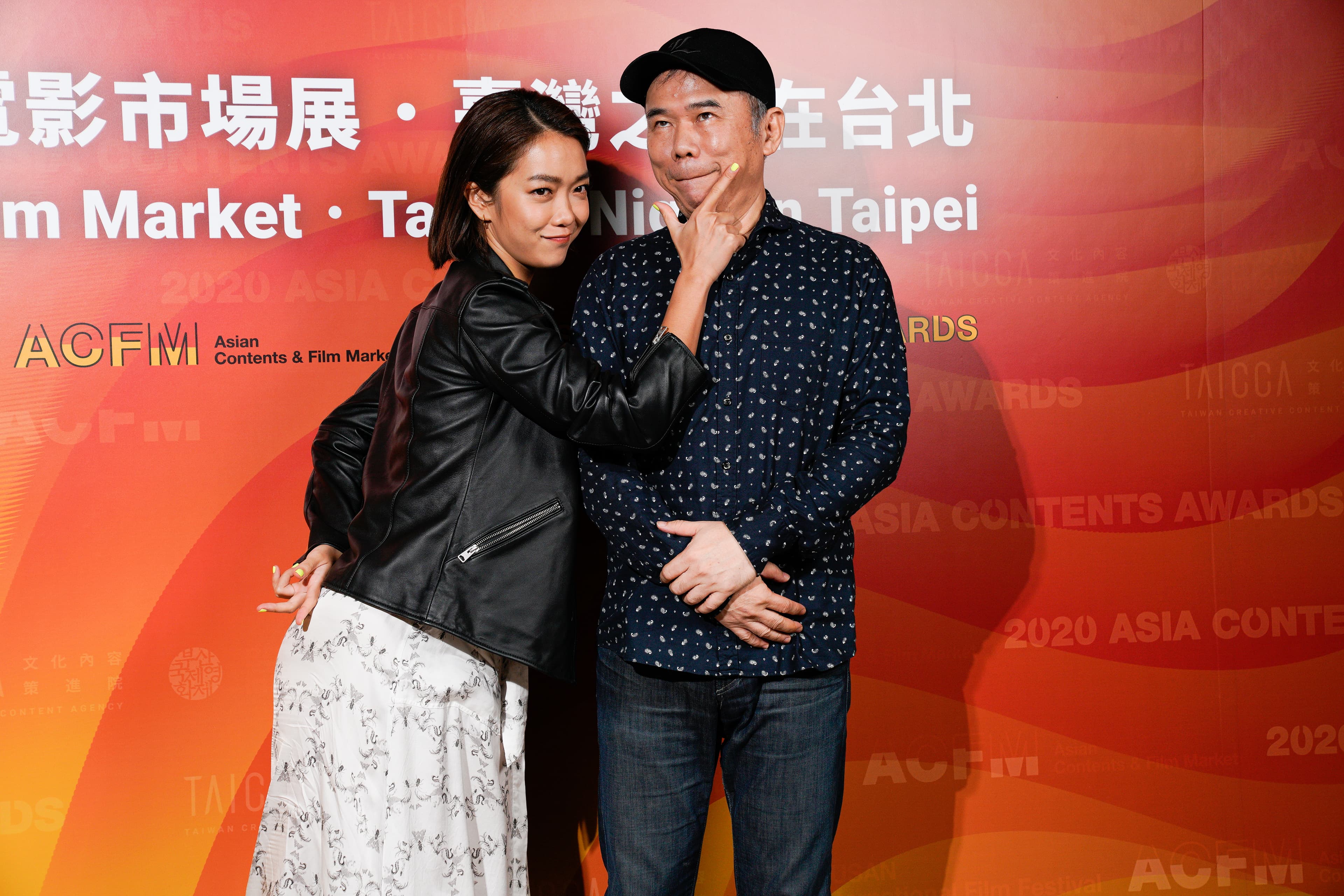 《消失的情人節》演員大霈(左)與導演陳玉勳合照時幫擺手勢,導演也配合做出搞怪表情。(文策院提供)