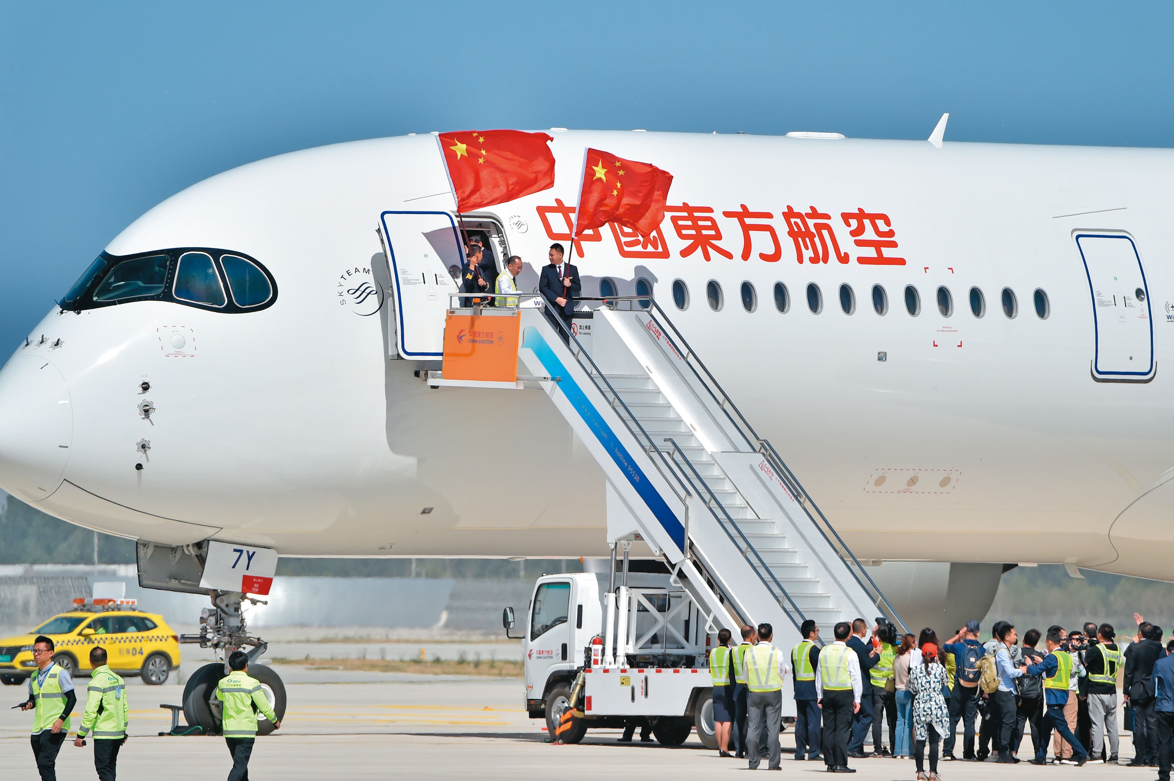 中國民航業每年約需要5,000名機師,開出雙倍薪水及附贈豪宅的條件挖角台籍機師。(東方IC)