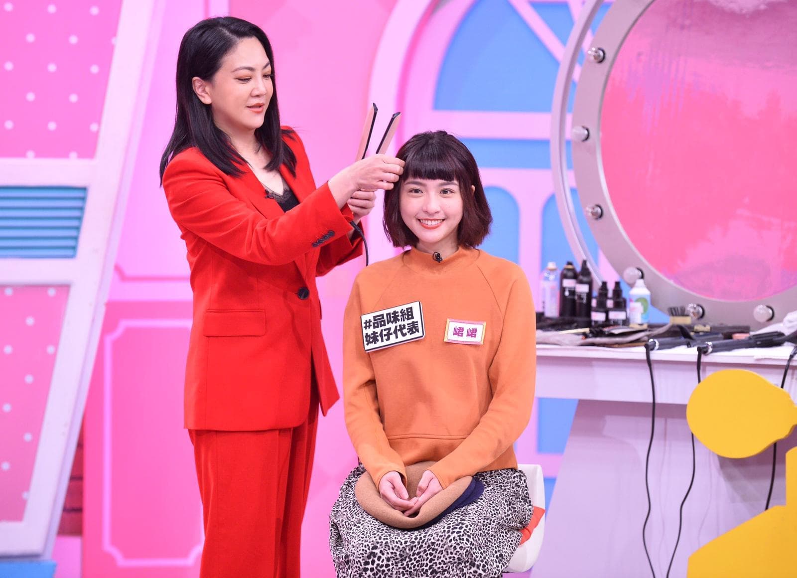 髮型師吳依霖在節目上幫峮峮設計髮型。(TVBS提供)
