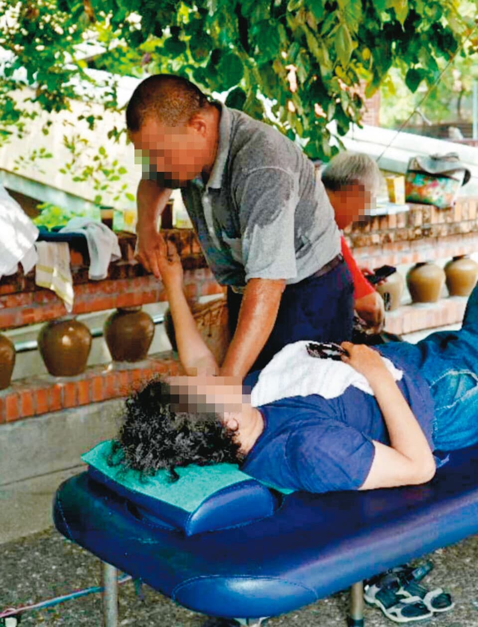 何姓整復師慈眉善目,還是知名宗教團體的義工。圖中女子非被害人。(讀者提供)